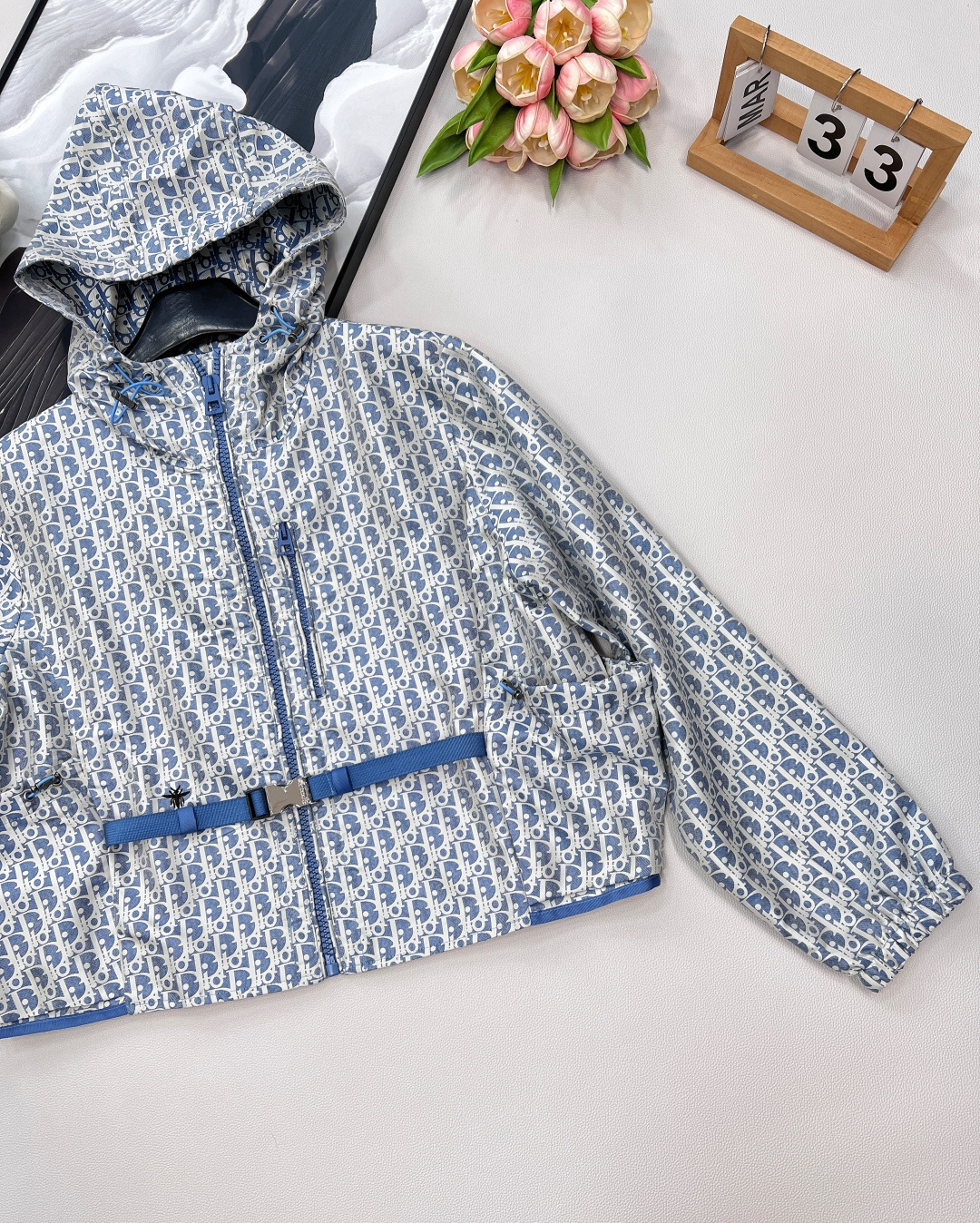 🆕 Dior25Ss早春新款老花夹克外套丨高版出品！ 这款连帽夹克饰以金色 Oblique 提花，回溯 