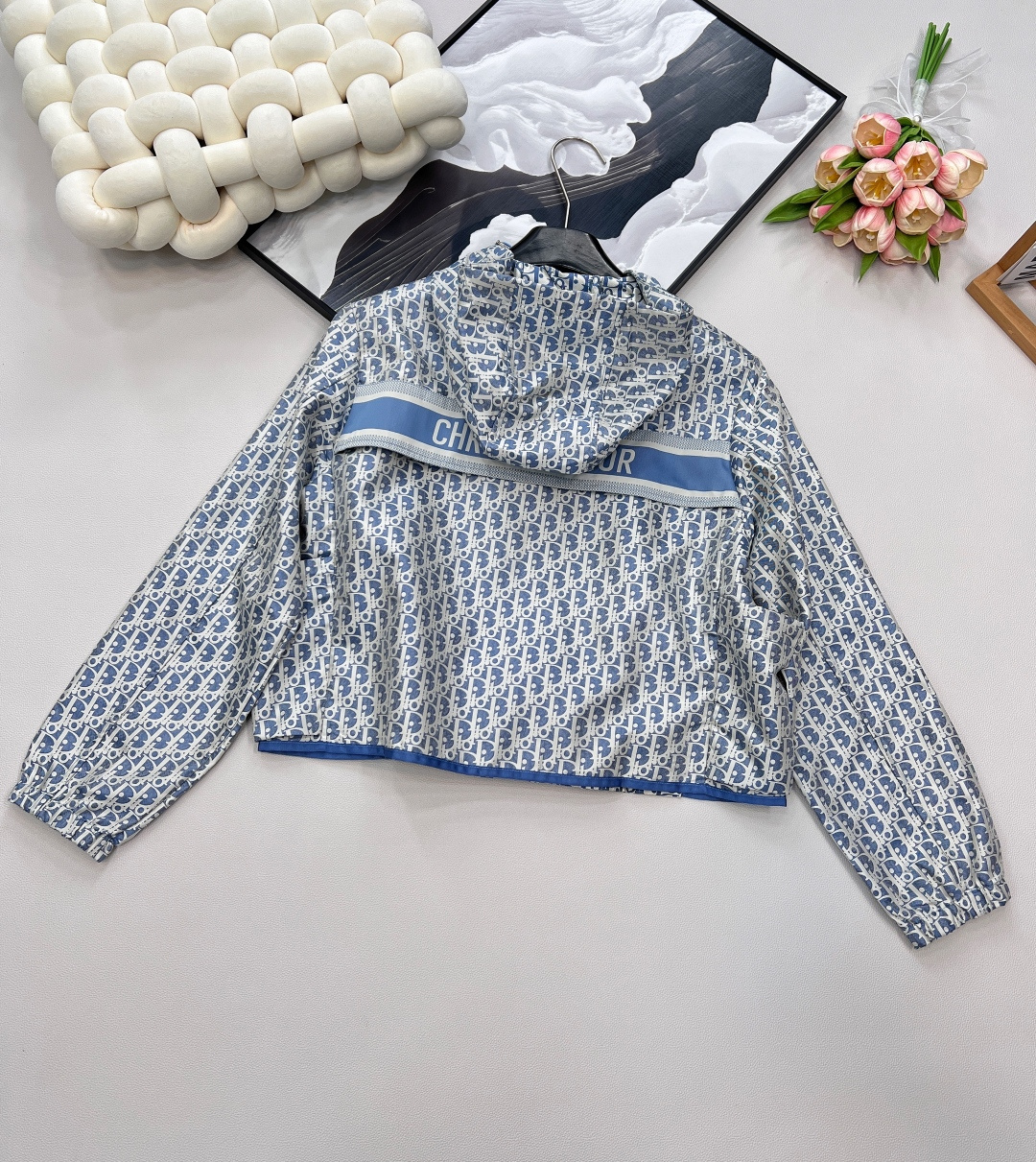 🆕 Dior25Ss早春新款老花夹克外套丨高版出品！ 这款连帽夹克饰以金色 Oblique 提花，回溯 