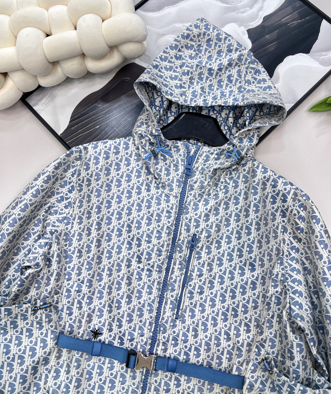 🆕 Dior25Ss早春新款老花夹克外套丨高版出品！ 这款连帽夹克饰以金色 Oblique 提花，回溯 