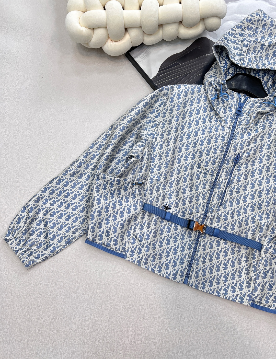 🆕 Dior25Ss早春新款老花夹克外套丨高版出品！ 这款连帽夹克饰以金色 Oblique 提花，回溯 