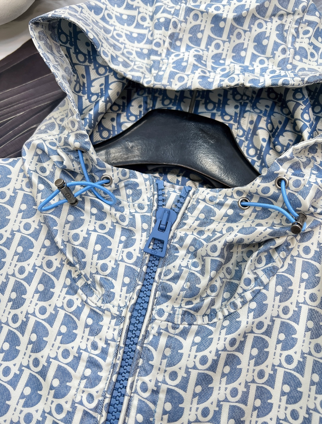 🆕 Dior25Ss早春新款老花夹克外套丨高版出品！ 这款连帽夹克饰以金色 Oblique 提花，回溯 