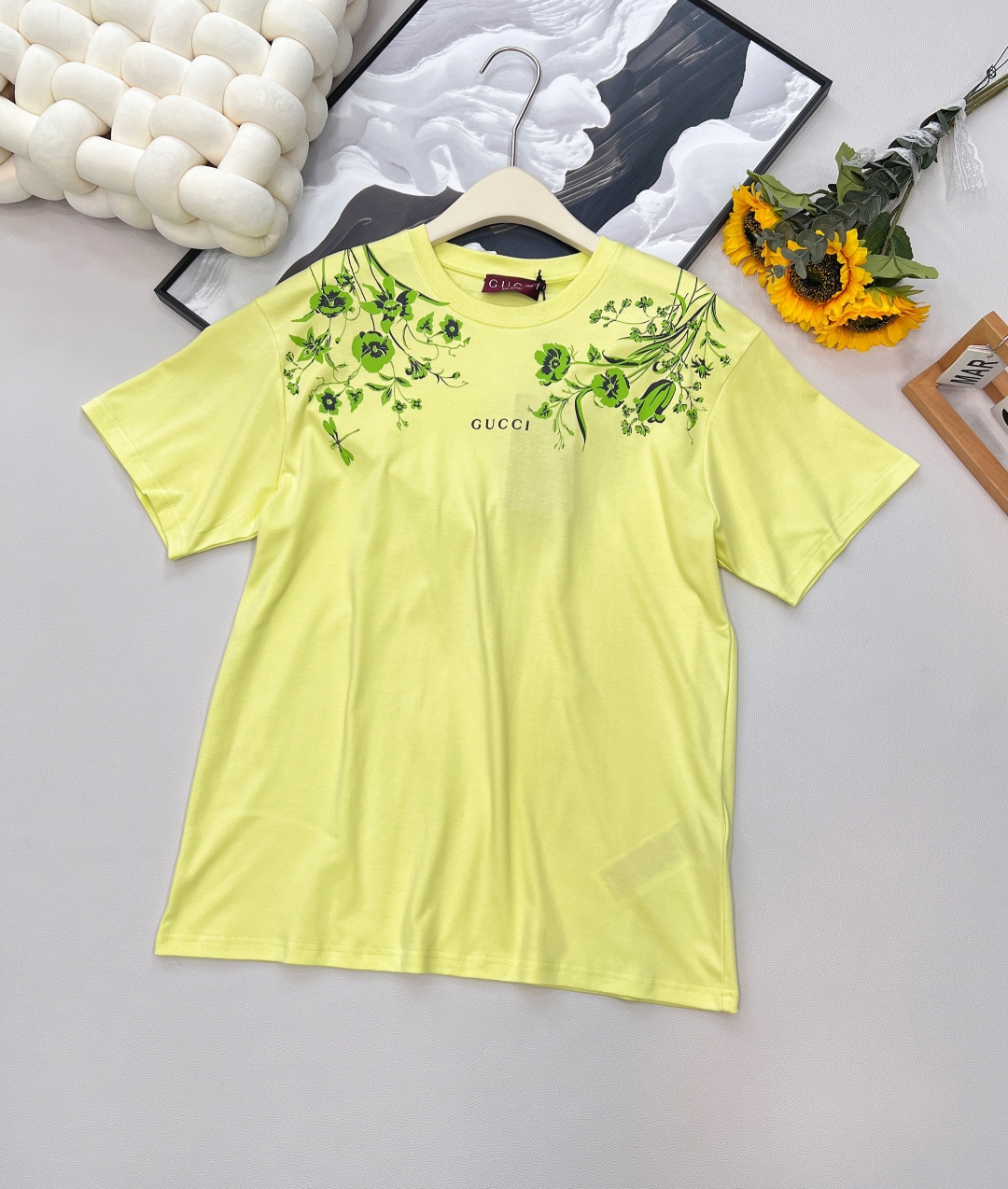 NO:431452,Gucci2025 new floral letter printed round neck short-sleeved T-shirt, customized YB native cotton material, breathable and comfortable, full texture, loose short-sleeved T-shirt cut, highlighting the brand style, made of gram-weight pure cotton, full of drape, presenting a slim visual effect YB development The whole garment is restored to refreshing red and green colors, and the two shoulders extend to the chest. Use printing technology and contrasting colors to outline the three-dimensional style of flowers, vines and brand letter logo patterns to enhance brand identity. Fashion and high-end feel immediately. Create a personal style. Fashionable and relaxed. Single wear and inner wear is brilliant and fashionable. Customized surface accessories, same style for men and women, two colors. Size sml code, gucci, T-shirt,tees, t-shirt,alexander wang19860909Gucci2025新款花卉字母印花圆领短袖T恤,定制YB原生全棉材质 透气舒适 质感十足 宽松短袖T恤裁剪 凸显品牌格调 采用克重纯棉制成 垂坠感十足 呈现显瘦视觉效果 YB开发 整件成衣还原出清爽红绿两色 两肩延伸至胸口 利用印花工艺和撞色勾勒出立体风格的花朵藤蔓和品牌字母徽标图案 加强品牌标识度 时尚高级感立现 打造个性风格 时髦松弛 单穿内搭都出彩时髦 定制面辅料,男女同款,两色出 尺码sml 编码,,gucci,T-shirt,tees，t-shirt,alexander wang,Women's clothing