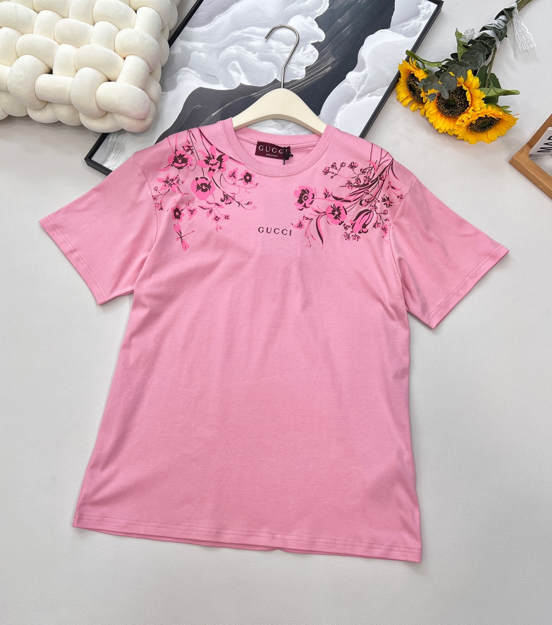 NO:431462,Gucci2025 new floral letter printed round neck short-sleeved T-shirt, customized YB native cotton material, breathable and comfortable, full texture, loose short-sleeved T-shirt cut, highlighting the brand style, made of gram-weight pure cotton, full of drape, presenting a slim visual effect YB development The whole garment is restored to refreshing red and green colors, and the two shoulders extend to the chest. Use printing technology and contrasting colors to outline the three-dimensional style of flowers, vines and brand letter logo patterns to enhance brand identity. Fashion and high-end feel immediately. Create a personal style. Fashionable and relaxed. Single wear and inner wear is brilliant and fashionable. Customized surface accessories, same style for men and women, two colors. Size sml code, gucci, T-shirt,tees, t-shirt,alexander wang19860909Gucci2025新款花卉字母印花圆领短袖T恤,定制YB原生全棉材质 透气舒适 质感十足 宽松短袖T恤裁剪 凸显品牌格调 采用克重纯棉制成 垂坠感十足 呈现显瘦视觉效果 YB开发 整件成衣还原出清爽红绿两色 两肩延伸至胸口 利用印花工艺和撞色勾勒出立体风格的花朵藤蔓和品牌字母徽标图案 加强品牌标识度 时尚高级感立现 打造个性风格 时髦松弛 单穿内搭都出彩时髦 定制面辅料,男女同款,两色出 尺码sml 编码,,gucci,T-shirt,tees，t-shirt,alexander wang,Women's clothing