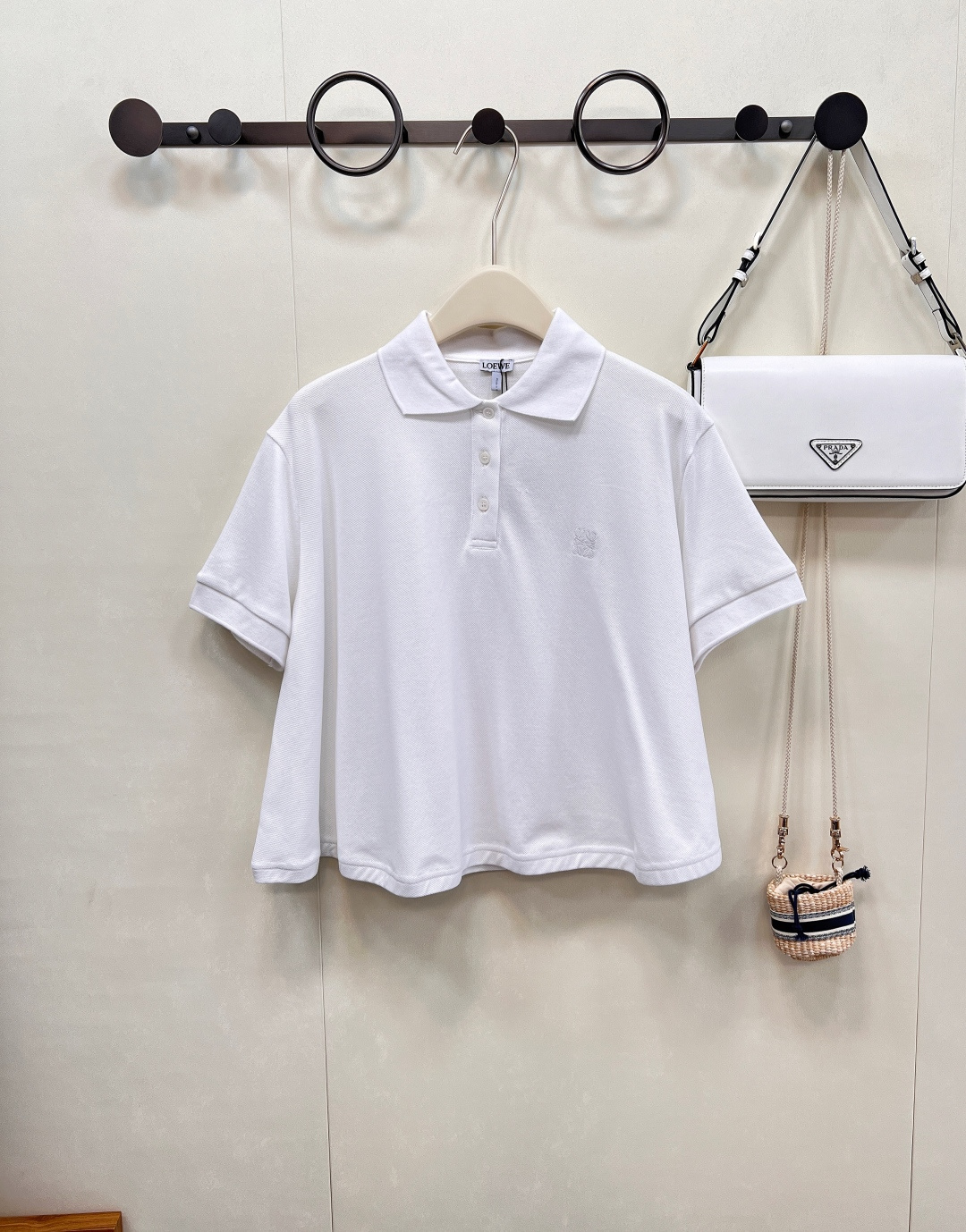 NO:431471,LOEWE's new embroidered logo Polo shirt |, made of cotton beaded floor cloth, breathable and sweat-free, easy to wear, and high-end for daily wear. The classic lapel design hides a trick - a ribbed knitted collar, which makes it slim and textured; the Anagram embroidered logo on the chest, low-key to show the brand style, and the details are ecstatic~ The regular style is not picky, and the single wear is refreshing and neat, and layering can also adapt to various styles. It is a teenager feeling, and the skirt is full of gentleness, which can easily grasp the spring and summer atmosphere. Whether it is commuting, dating or traveling, one piece can support the fashion sense. It is a 'savior of lazy dressing', and the wardrobe staple that is worth buying!  Three standards are complete and two colors, size sml code, loewe, skirts, jeans, alexander wang19860909LOEWE新款刺绣Logo Polo衫 |,棉质珠地布打造,透气不闷汗,日常好穿又高级 经典翻领设计藏着小心机——罗纹针织领,显瘦又有质感；胸前Anagram刺绣Logo,低调彰显品牌格调,细节控狂喜~ 常规版型不挑人,单穿清爽利落,叠穿也能适配各种风格.搭牛仔裤是少年感拉满,配半身裙又多份温柔,轻松拿捏春夏氛围感 不管是通勤、约会还是出游,一件就能撑起时髦度,妥妥的“懒人穿搭救星”,入手不亏的 wardrobe staple ！三标齐全两色出 尺码sml 编码,,loewe,skirts,jeans,alexander wang,Women's clothing