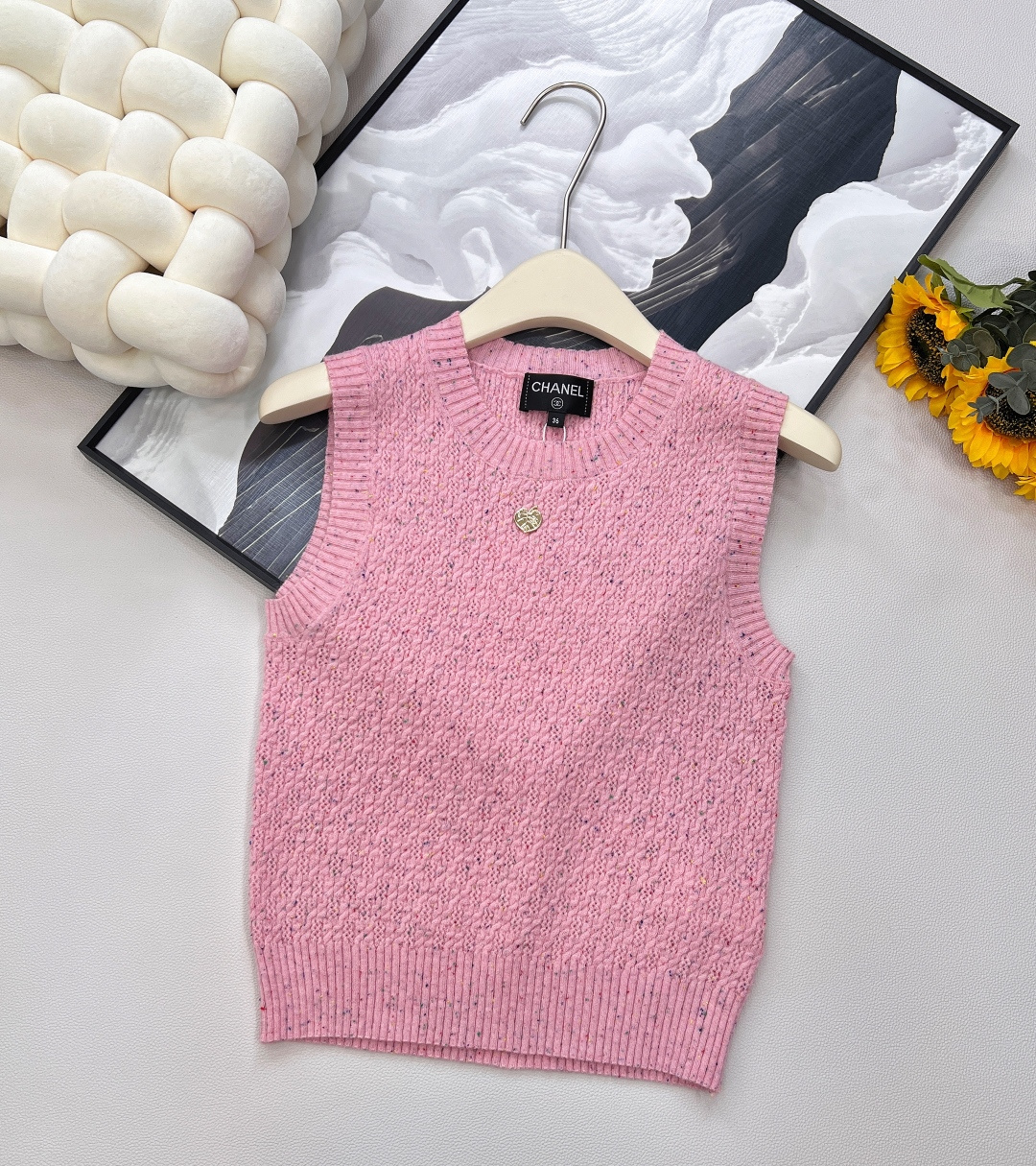 NO:431477,Chanel2025 new leaf decorative knitted vest, customized YB cashmere yarn weaving, soft and skin-friendly, comfortable and stylish, round neck vest style, appropriate neckline adjustment, skin-exposed, beautify the head and shoulder ratio, make it look slimmer, three colors are available, regular match, retro crochet pattern, strong retro style, customize the latest leaf logo decoration on the chest, highlight taste, elastic style highlights the figure, playful, age-reducing, whitening, easy to control during daily travel or party, customized surface accessories, accurate version, complete three standards, two colors, size sml code,,chanel, alexander wang19860909Chanel2025新款树叶装饰针织背心,定制YB羊绒纱线织造 柔软亲肤 舒适有型 圆领背心版型 领口调节恰当露肤 美化头肩比例更显瘦 三色可选 搭配规律复古钩织花纹 复古风格强烈 胸前定制最新树叶徽标装饰 彰显品味 弹力版型突显身材 俏皮减龄显白 日常出行或聚会轻松驾驭 定制面辅料 认准版本 ,三标齐全两色出 尺码sml 编码,,chanel,alexander wang,Women's clothing