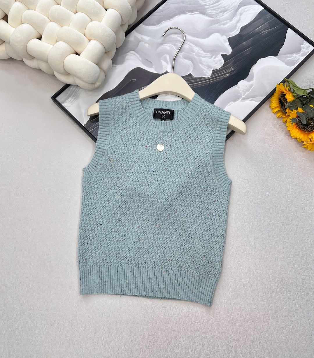 NO:431489,Chanel2025 new leaf decorative knitted vest, customized YB cashmere yarn weaving, soft and skin-friendly, comfortable and stylish, round neck vest style, appropriate neckline adjustment, skin-exposed, beautify the head and shoulder ratio, make it look slimmer, three colors are available, regular match, retro crochet pattern, strong retro style, customize the latest leaf logo decoration on the chest, highlight taste, elastic style highlights the figure, playful and age-reducing, easy to control during daily travel or party, customized face accessories, accurate version, complete three standards and two colors, size sml code,,chanel,alexander wang19860909Chanel2025新款树叶装饰针织背心,定制YB羊绒纱线织造 柔软亲肤 舒适有型 圆领背心版型 领口调节恰当露肤 美化头肩比例更显瘦 三色可选 搭配规律复古钩织花纹 复古风格强烈 胸前定制最新树叶徽标装饰 彰显品味 弹力版型突显身材 俏皮减龄显白 日常出行或聚会轻松驾驭 定制面辅料 认准版本 ,三标齐全两色出 尺码sml 编码,,chanel,alexander wang,Women's clothing