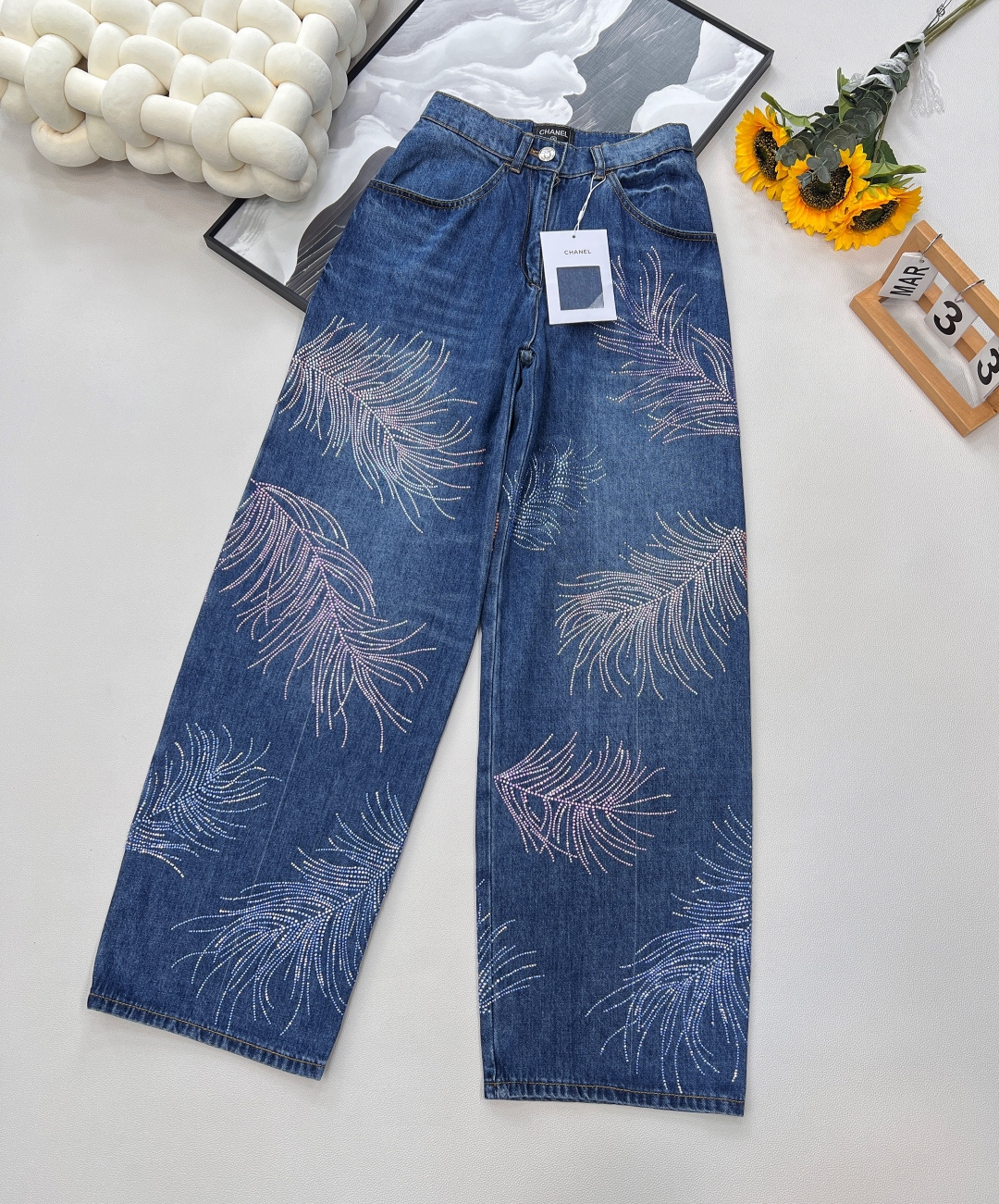 NO:431495,Chanel25S spring and summer new feather ironing jeans | Exclusive yb development!  High-end production!  Classic denim blue fabric with excellent texture. The feather and diamond design of the trouser body is so ingenious, full of details, and it is agile and exquisite in retro. It is worthy of being a fragrant grandma and is fashionable and firmly controlled. Whether it is matched with a simple white T-T-T-T-T-T-T-T-T-T-T-T-T-T-T-T-T-T-T-T-T-T-T-T-T-T-T-T-T-T-T-T-T-T-T-T-T-T-T-T-T-T-T-T-T-T-T-T-T-T-T-T-T-T-T-T-T-T-T-T-T-T-T-T-T-T-T-T-T-T-T-T-T-T-T-T-T-T-T-T-T-T-T-T-T-T-T-T-T-T-T-T-T-T-T-T-T-T-T-T-T-T-T-T-T-T-T-T-T-T-T-T-T-T-T-T-T-T-T-T-T-T-T-T-T-T-T-T-T-T-T-T-T-T-T-T-T-T-T-T-T-T-T-T-T-T-T-T-T-T-T-T-T-T-T-T-T-T-T-T-T-T-T-T-T-T-T-T-T-T-T-T-T-T-T-T-T-T-T-T-T-T-T-T-T-T-T-T-T-T-T-T-T-T-T-T-T-T-T-T-T-T-T-T-T-T-T-T-T-T-T-T-T-T-T-T-T-T-T-T19860909Chanel25S春夏新款羽毛烫钻牛仔裤丨独家yb开发！高版出品！经典牛仔蓝面料,质感超棒.裤身羽毛钻石设计太有巧思,细节满满,在复古中又透着灵动与精致,不愧是香奶奶,时尚拿捏得稳稳的.无论是搭配简约白T还是精致小上衣,都能轻松打造出高级感穿搭,日常出街或参加聚会都超合适,三标齐全,现货出 尺码sml 编码,,chanel,jeans,alexander wang,Women's clothing