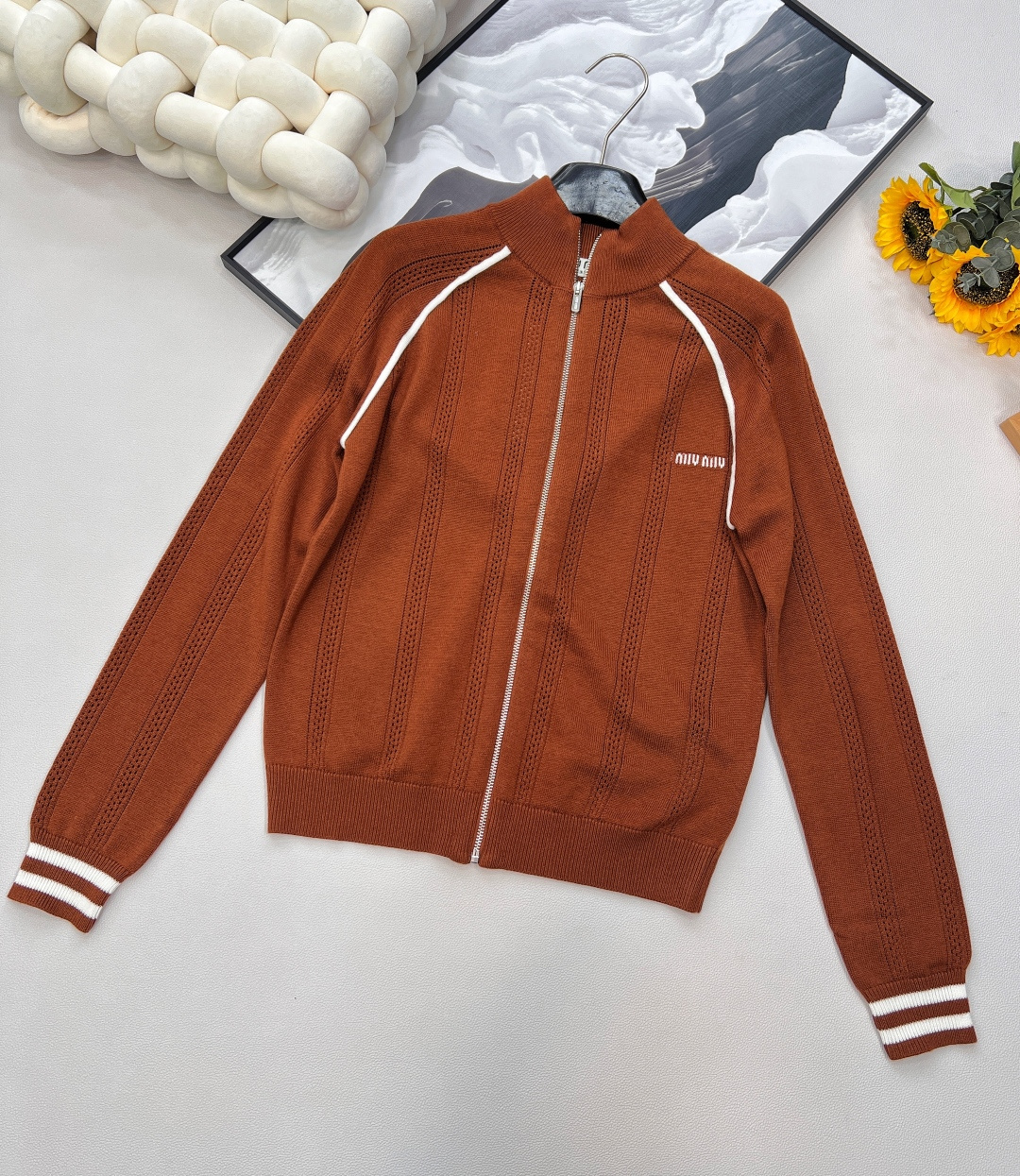 NO:431453,Miu Miu25SS new tennis style letter jacquard knitted zipper jacket. The collision of retro and fashionable. Miu Miu This knitted zipper jacket combines the vitality of tennis style with the exquisiteness of the brand just right. The high-neck zipper is neat and slim. The contrasting lines outline the retro sporty feeling. The letter jacquard hides the brand's ingenuity, and the details are full of high-end accents~ The fabric is soft and glutinous, the knitted texture is delicate and textured, and it is comfortable to wear, and it also has a lazy and relaxing feeling. Whether it is high-waisted pants to go American retro style or short skirts to play sweet and cool mix and match, you can grasp the fashionable atmosphere with one click, and easily become the 'returning rate' on the street~ The three standards are complete, and the large-scale products are available SML code, Miumiu, skirts, jackets & coats, alexander wang19860909Miu Miu25SS新款网球风字母提花针织拉链外套 .复古与时髦的碰撞, Miu Miu 这款针织拉链外套,把网球风的活力和品牌精致感融合得恰到好处 设高领拉链利落又显瘦,撞色线条勾勒出复古运动感,字母提花藏着品牌巧思,细节里全是高级腔调～ 面料软糯亲肤,针织纹理细腻有质感,穿起来舒适度拉满,还自带慵懒松弛感 不管是搭高腰裤走美式复古风,还是配短裙玩甜酷混搭,都能一键拿捏时髦氛围,轻松成为街头“回头率担当”～三标齐全,大货出 尺码sml 编码,,miumiu,skirts,jackets & coats,alexander wang,Women's clothing