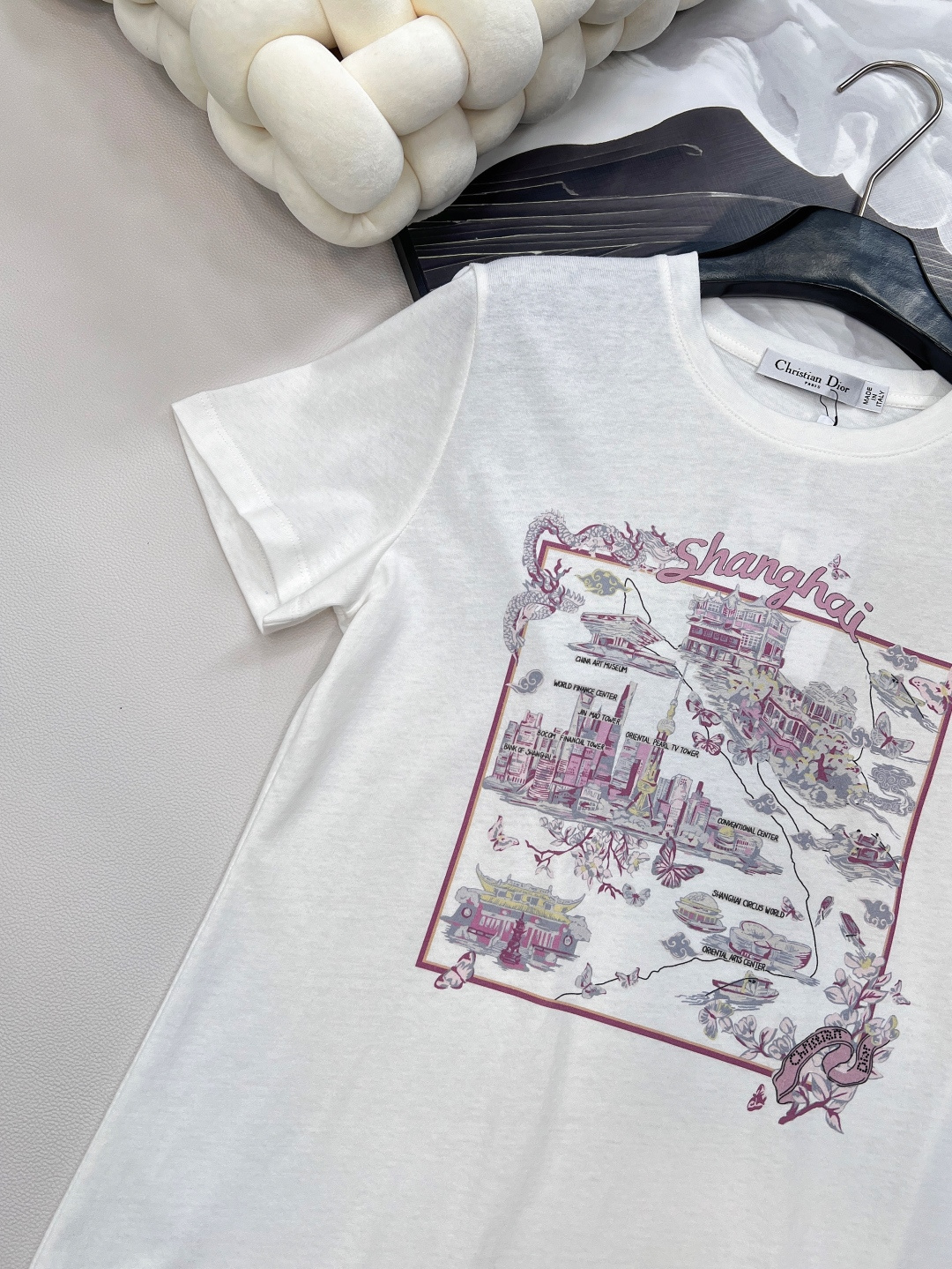🆕Dior2025SS新款城景圆领印花短袖T恤，定制YB棉麻材质 肌理明显 透气舒适 常规短袖T恤裁剪 