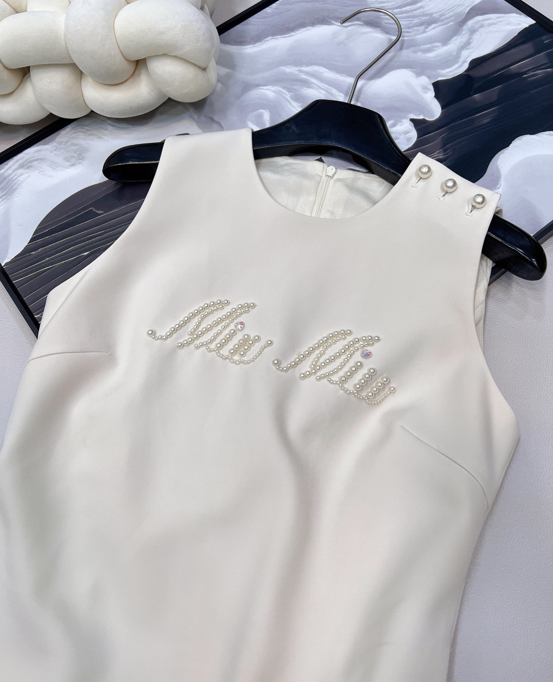🆕Miumiu新款珍珠字母串珠无袖连衣裙✨ 简洁无袖线条，利落勾勒肩颈美感，自带松弛又高级的气场💫 胸前