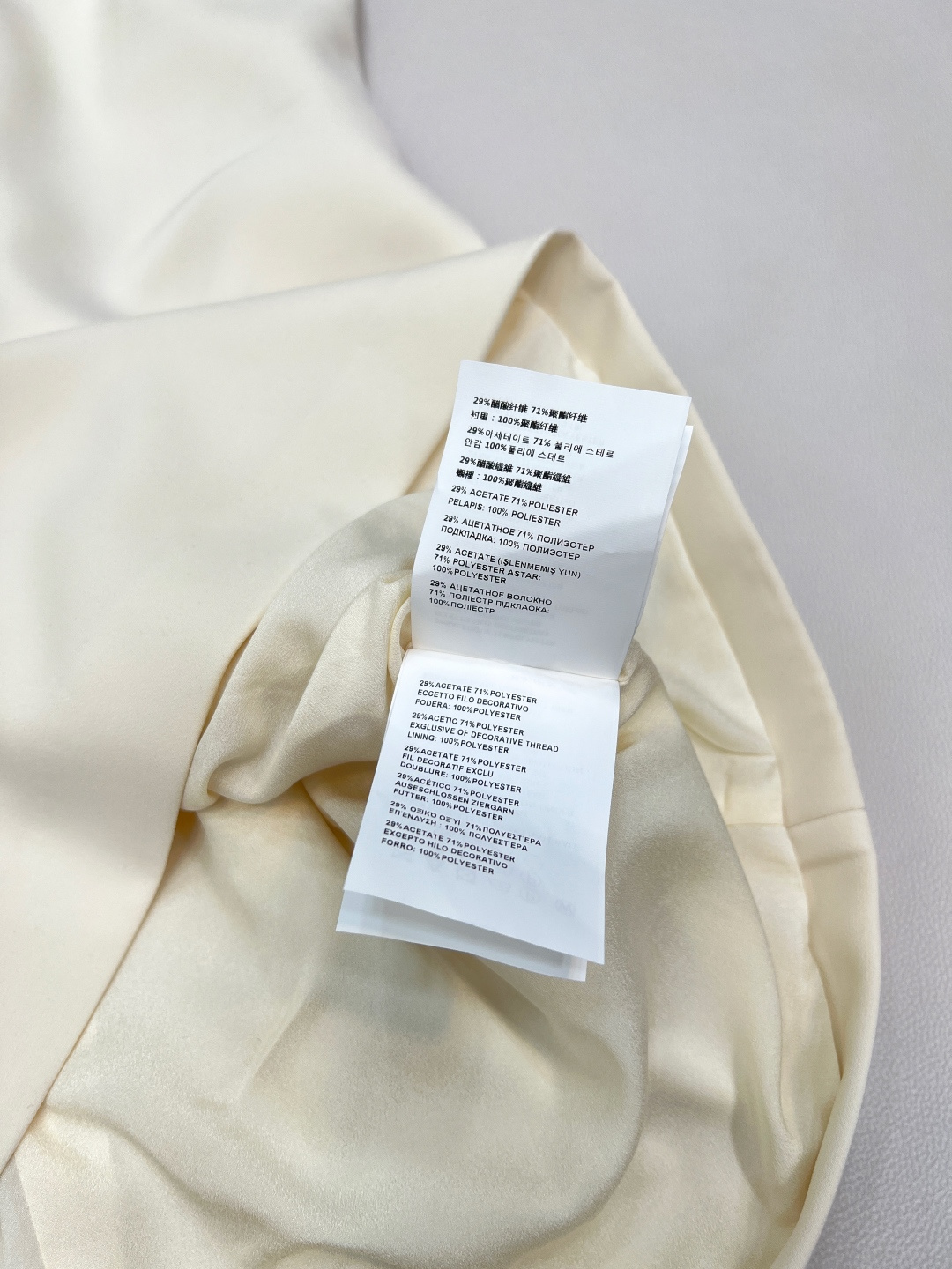 🆕Miumiu新款珍珠字母串珠无袖连衣裙✨ 简洁无袖线条，利落勾勒肩颈美感，自带松弛又高级的气场💫 胸前