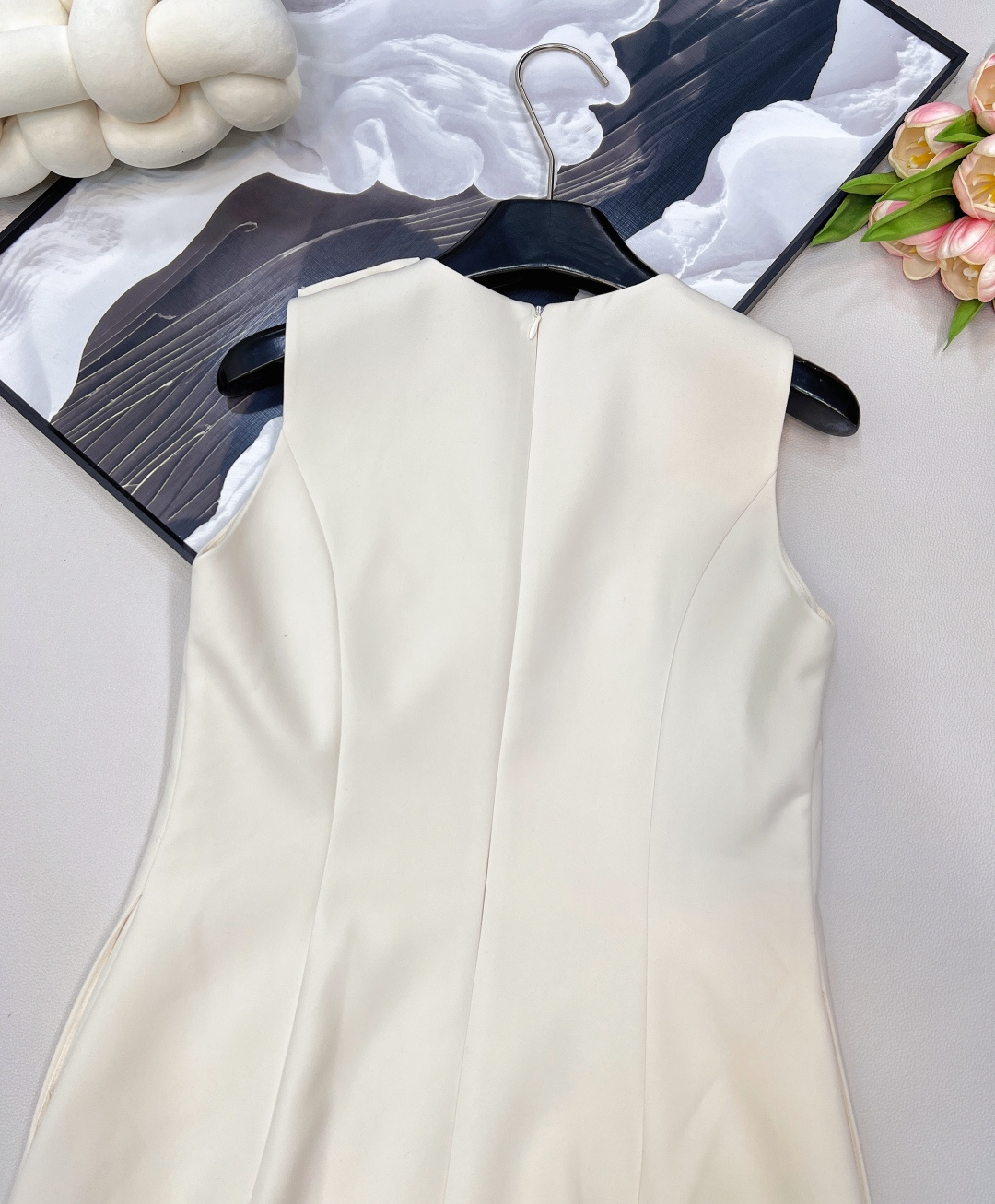 🆕Miumiu新款珍珠字母串珠无袖连衣裙✨ 简洁无袖线条，利落勾勒肩颈美感，自带松弛又高级的气场💫 胸前