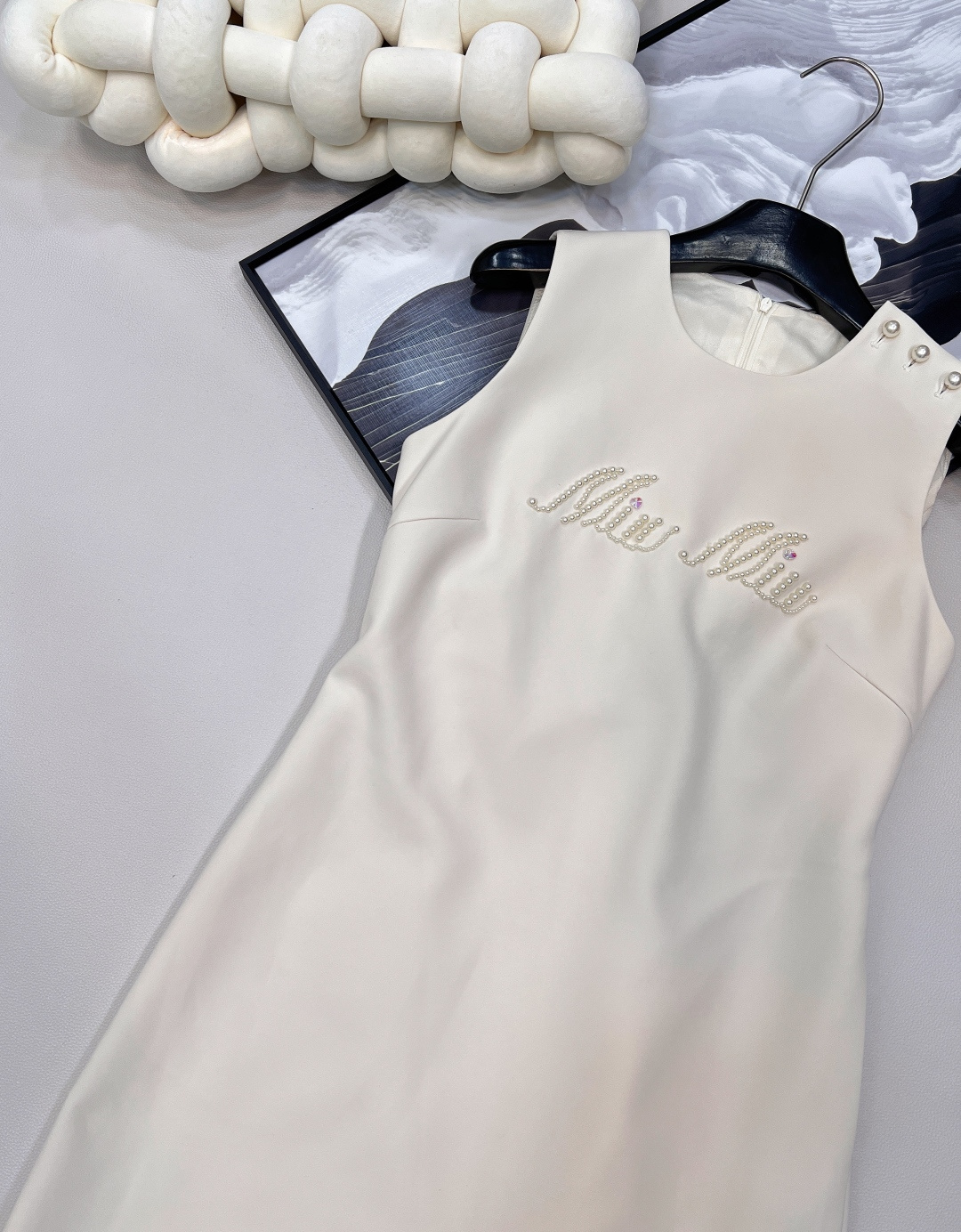 🆕Miumiu新款珍珠字母串珠无袖连衣裙✨ 简洁无袖线条，利落勾勒肩颈美感，自带松弛又高级的气场💫 胸前