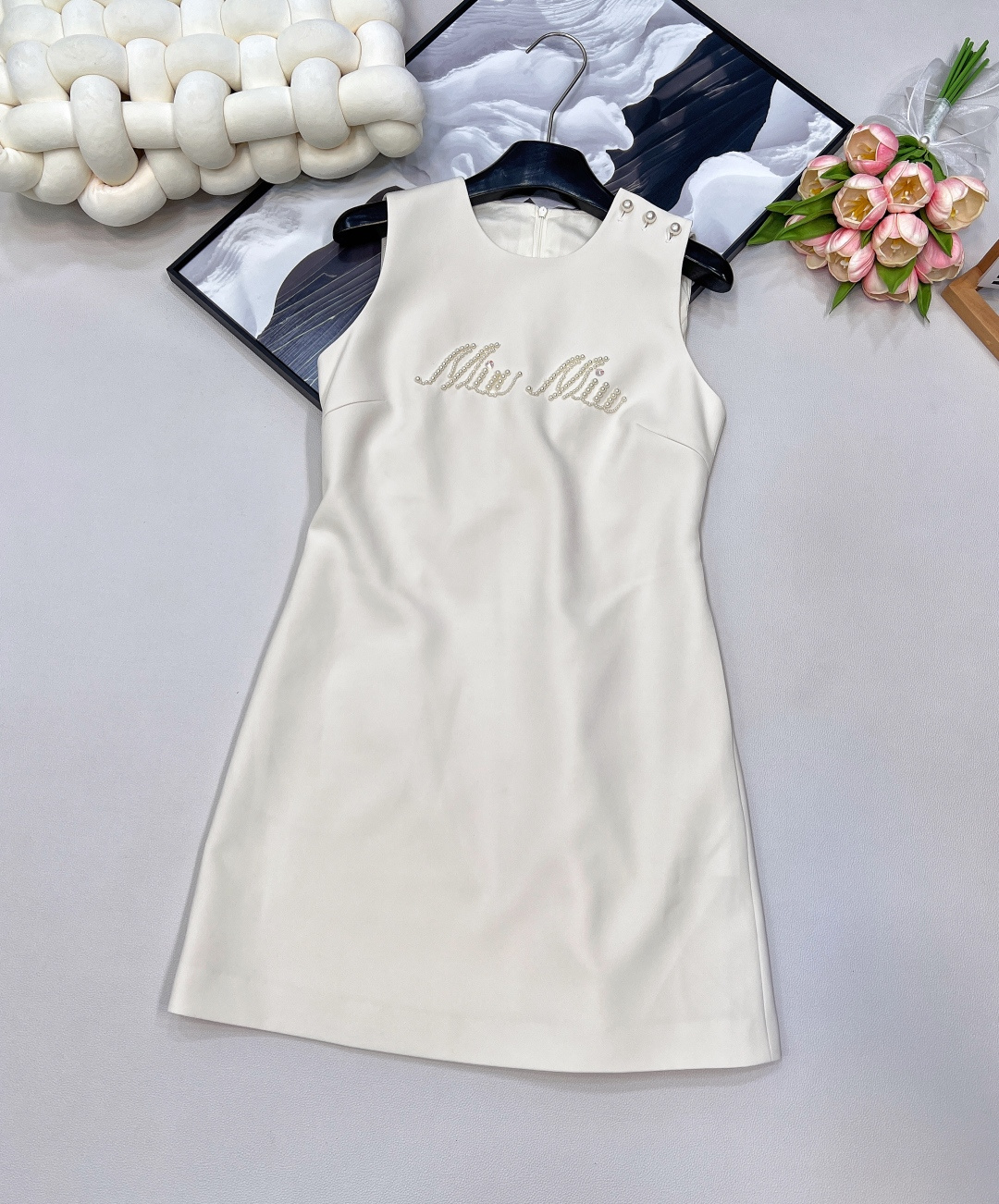 NO:431472,Miumiu's new pearl alphabet sleeveless dress, simple sleeveless lines, neatly outline the beauty of the shoulder and neck, with a relaxed and high-end aura. The pearl alphabet on the chest is a soul stroke, and the delicate luster collides with the brand recognition, giving the simple skirt an exclusive sense of luxury instantly. The neat cut is precisely fitted with the body, hiding the flesh and showing the proportions. When wearing a pair of simple sandals in daily life, it is a casual and relaxing fashion sense; when switching to exquisite high heels, you can also grasp the elegant style steadily when attending occasions. A skirt, two atmospheres, wear Miao Miao's unique fashion language on your body, interpreting the classic charm that never fades~ The three standards are complete!  Large-scale size sml code, miumiu, sandals, high heels, skirts, alexander wang19860909Miumiu新款珍珠字母串珠无袖连衣裙 简洁无袖线条,利落勾勒肩颈美感,自带松弛又高级的气场 胸前珍珠字母串珠是灵魂一笔,细腻光泽碰撞品牌辨识度,让简约裙身瞬间拥有专属奢感 利落剪裁精准贴合身形,藏肉又显比例,日常踩双简约凉鞋,是随性松弛的时髦精；切换精致高跟鞋,出席场合也能稳稳拿捏优雅格调 一件裙装,两种氛围,把缪缪独特的时尚语言穿在身上,诠释永不褪色的经典魅力～三标齐全！大货出 尺码sml 编码,,miumiu,sandals,high heels,skirts,alexander wang,Women's clothing