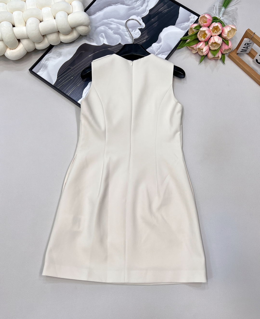 🆕Miumiu新款珍珠字母串珠无袖连衣裙✨ 简洁无袖线条，利落勾勒肩颈美感，自带松弛又高级的气场💫 胸前