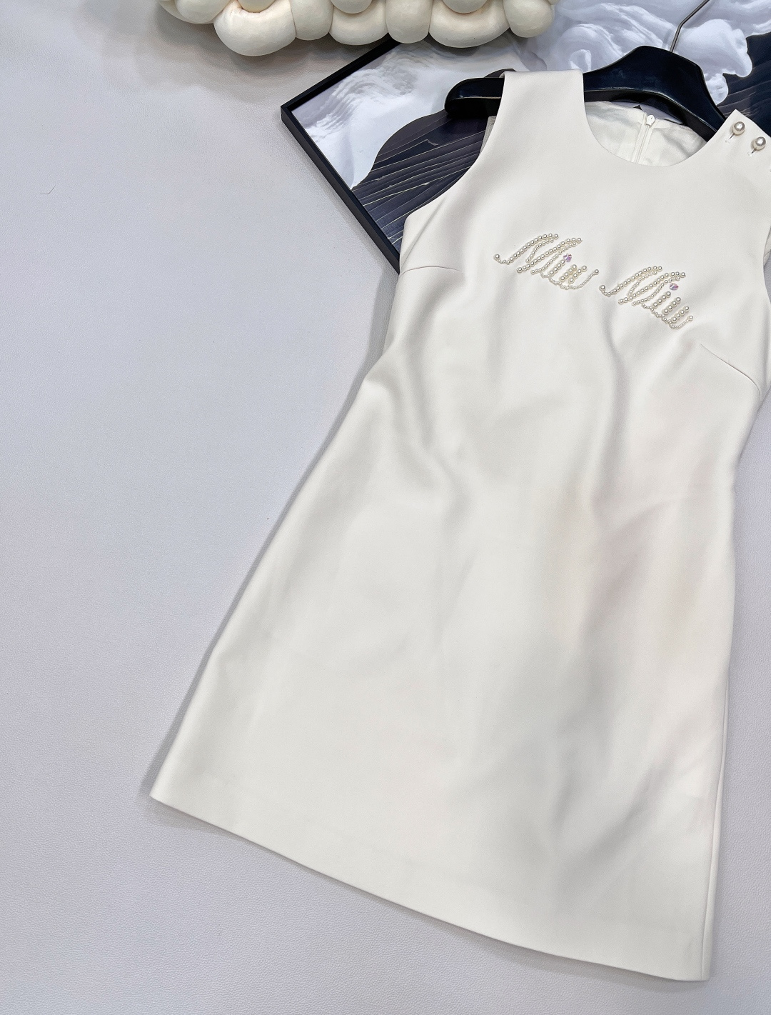 🆕Miumiu新款珍珠字母串珠无袖连衣裙✨ 简洁无袖线条，利落勾勒肩颈美感，自带松弛又高级的气场💫 胸前