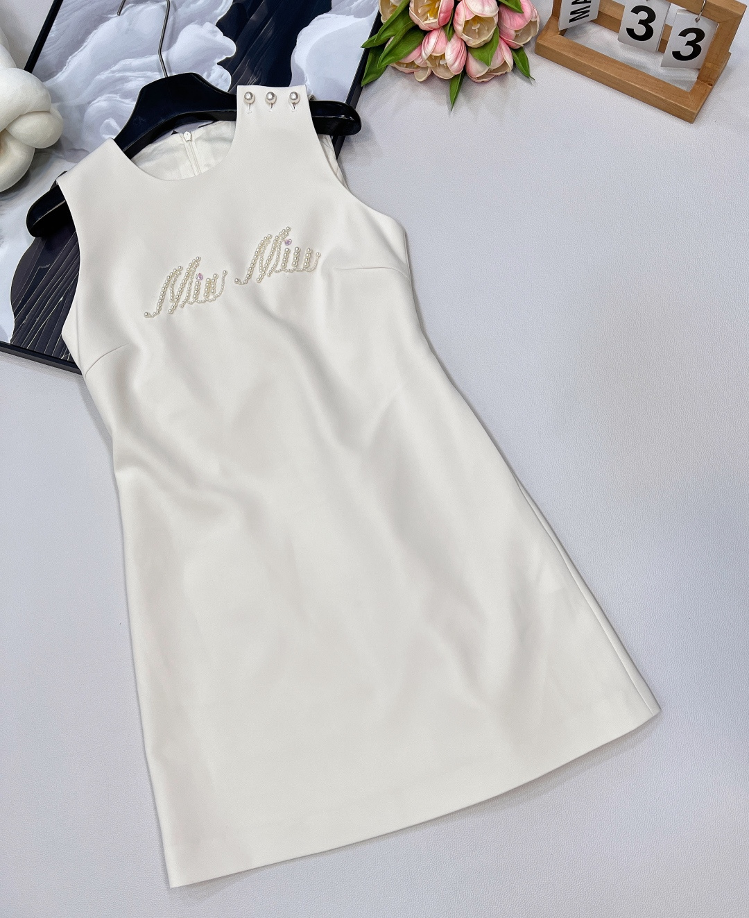 🆕Miumiu新款珍珠字母串珠无袖连衣裙✨ 简洁无袖线条，利落勾勒肩颈美感，自带松弛又高级的气场💫 胸前