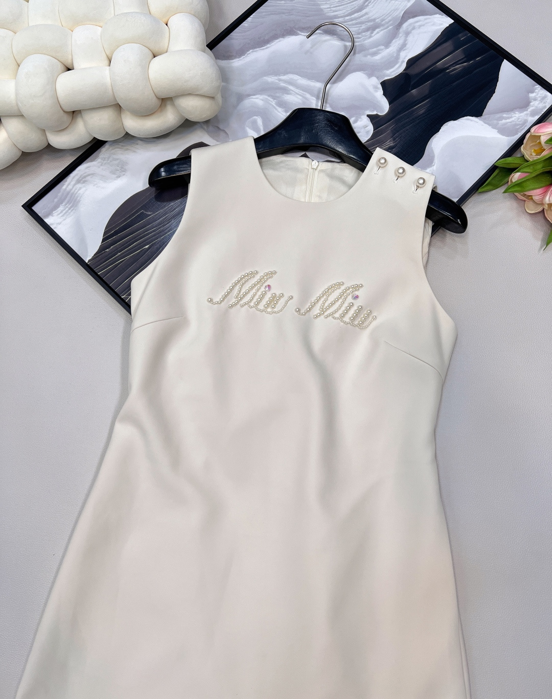🆕Miumiu新款珍珠字母串珠无袖连衣裙✨ 简洁无袖线条，利落勾勒肩颈美感，自带松弛又高级的气场💫 胸前