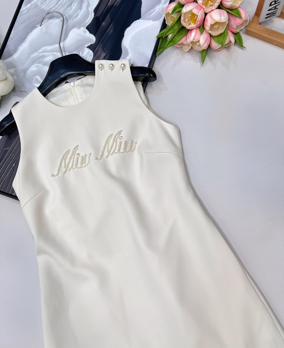 🆕Miumiu新款珍珠字母串珠无袖连衣裙✨ 简洁无袖线条，利落勾勒肩颈美感，自带松弛又高级的气场💫 胸前