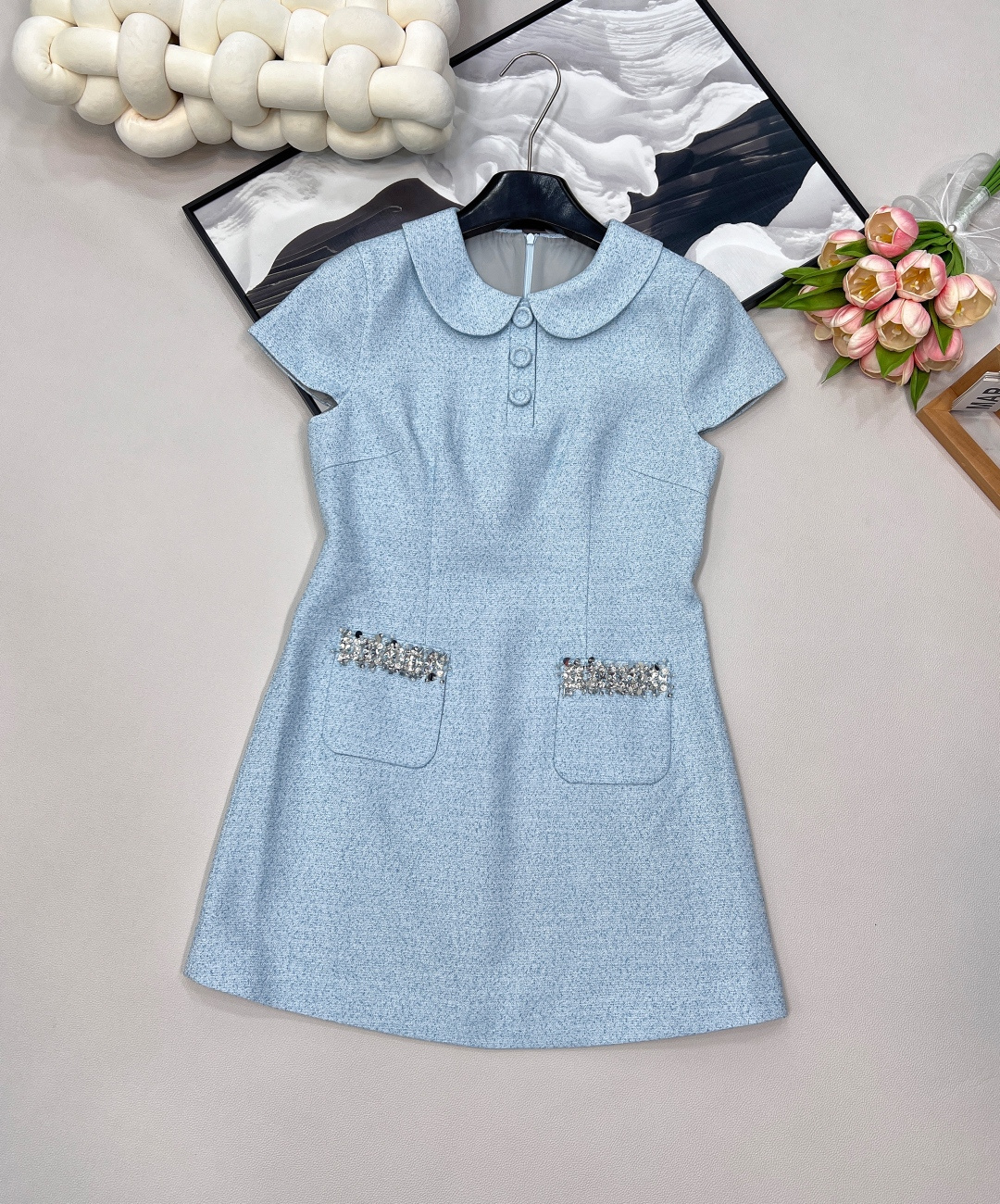 NO:431478,JORYA's new salt water blue dress, a fashionable top student with a clear and sensation. Who knows it!  JORYA This salt-water blue skirt makes you understand the 'clear and rich sense of home'. The low-saturation fog blues are like wearing summer sea salt soda. It comes with an oxygen filter, which makes people look tender and noble~ Peter Pan collar + neat tailoring, simple and exquisite tricks hidden in the simplicity, with the embellishment of the flashing diamonds on the edge of the pocket, and the walking is starry, and the sweet but not greasy young lady's atmosphere is filled with the sweet and unpleasant atmosphere!  Whether it is a date, afternoon tea, or a light social occasion, you can use it to grasp the relaxed and fashionable feeling with one click, and you will definitely be able to wear a large number of cheats!  Size sml code, skirts,alexander wang19860909JORYA 新款盐水蓝连衣裙,清透感拉满的时髦尖子生 谁懂啊！JORYA 这条盐水蓝小裙,把「清透富家感」玩明白了 低饱和雾感蓝调,像把夏日海盐汽水穿身上,自带氧气滤镜,衬得人又嫩又显贵～ 彼得潘领+利落剪裁,简约中藏着精致小心机,口袋边的闪钻点缀,走路都带星光,甜而不腻的大小姐氛围直接拉满！ 不管是约会、下午茶,还是轻社交场合,套上它就能一键拿捏松弛时髦感,妥妥穿搭作弊器大货出！ 尺码sml 编码,,skirts,alexander wang,Women's clothing