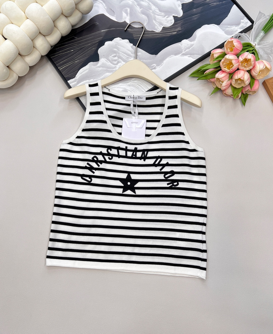 NO:432208,DIOR2025SS summer five-pointed star striped contrasting color thin knitted vest sleeveless design striped knitted vest striped with English logo print, five-pointed star logo on chest loose style, versatile summer style black and white classic color, high-end fabric, complete three-standard, large-scale size sml code, dior, alexander wang19860909DIOR2025SS夏季五角星条纹撞色薄款针织背心 无袖设计条纹针织背心 条纹搭配英文logo印花,胸前五角星标志 宽松的版型,夏天百搭款 黑白经典色,面料高级一点,三标齐全,大货出 尺码sml 编码,,dior,alexander wang,Women's clothing