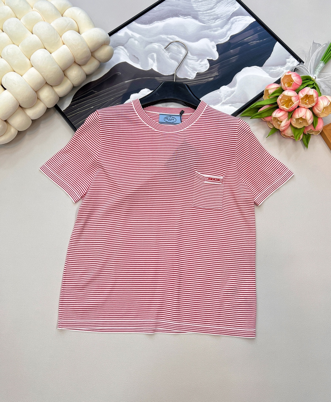 NO:432216,PRADD25ss new round neck contrasting striped letter embroidery short sleeves, red and white pinstripe knitted round neck short sleeves, pinstripe contrasting color logo embroidery letters Stripe round neck gold knitted short sleeve top shipped soft and glutinous but not losing the skin. Classic contrasting color stripes, low-key and not exaggerated, simple and charming round neck design, modifying the neck line on the chest contrasting color logo letter design Add a slim fit style to the overall casual atmosphere, the fabric is comfortable and delicate, and the three standards are complete!  Large-scale size sml code, prada, T-shirt, alexander wang19860909PRADD25ss新款圆领撞色条纹字母刺绣短袖, 红白细条纹针织圆领短袖,细条纹撞色徽标刺绣字母 条纹圆领金针织短袖上衣出货软软糯糯却又不失筋骨感 经典撞色条纹,低调不浮夸,简单有魅力圆领设计,修饰颈部线条胸前撞色徽标字母设计 在整体的休闲氛围中增添设计感修身的版型,面料舒适细腻,三标齐全！大货出 尺码sml 编码,,prada,T-shirt,alexander wang,Women's clothing