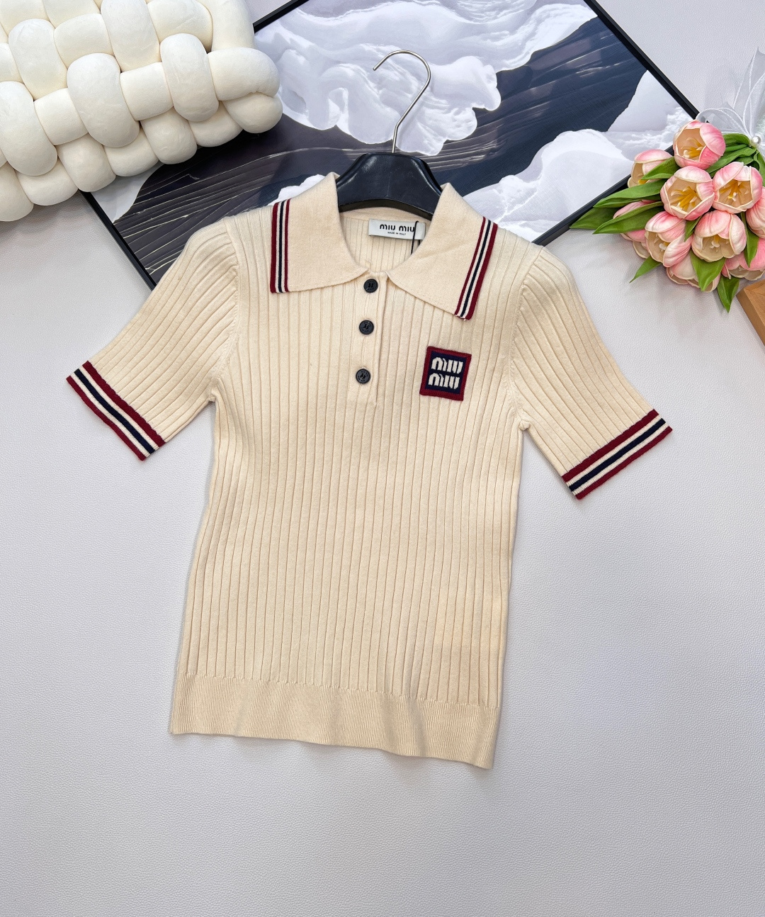 NO:432224,Miumiu lapel letter embroidered knitted short-sleeved polo shirt, fashionable Polo collar and customized miumiu resin buttons, exquisite and not monotonous, comfortable and practical!  Simple yet monotonous. The loose style is slim and elastic overall, showing your figure without being too close to your body, and has a good tolerance. The contrasting color combination of loho is especially elegant. It is a must-have for daily commuting and dates. The details are good and the texture is very important for large-scale products~ Size sml code, miumiu, T-shirt, alexander wang19860909miumiu翻领字母刺绣针织短袖polo衫,时尚Polo领搭配定制miumiu树脂纽扣,精致不单调,舒适实穿！简约又不失单调.宽松的版型,整体是修身弹力,显身材又不会过分贴身,拥有很好的包容性～撞色搭配loho尤其显气质,日常通勤约会的必备款,细节不俗质感讲究大货出～ 尺码sml 编码,,miumiu,T-shirt,alexander wang,Women's clothing