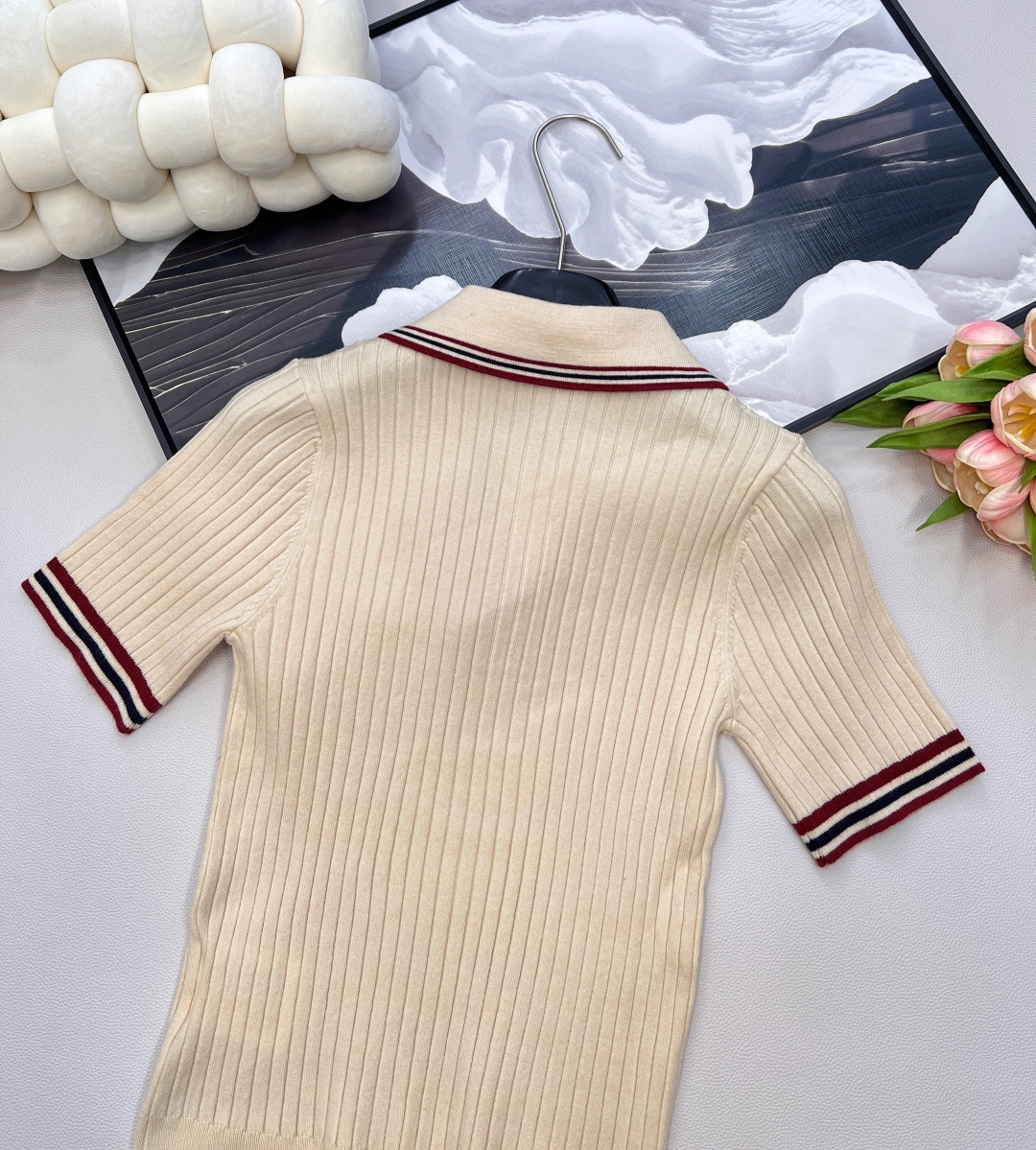 🆕miumiu翻领字母刺绣针织短袖polo衫，时尚Polo领搭配定制miumiu树脂纽扣，精致不单调，舒