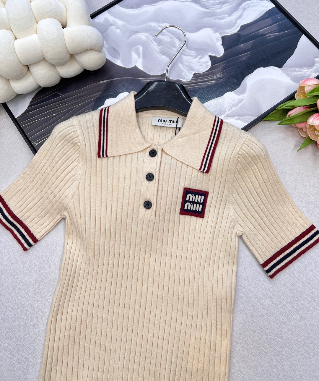 🆕miumiu翻领字母刺绣针织短袖polo衫，时尚Polo领搭配定制miumiu树脂纽扣，精致不单调，舒