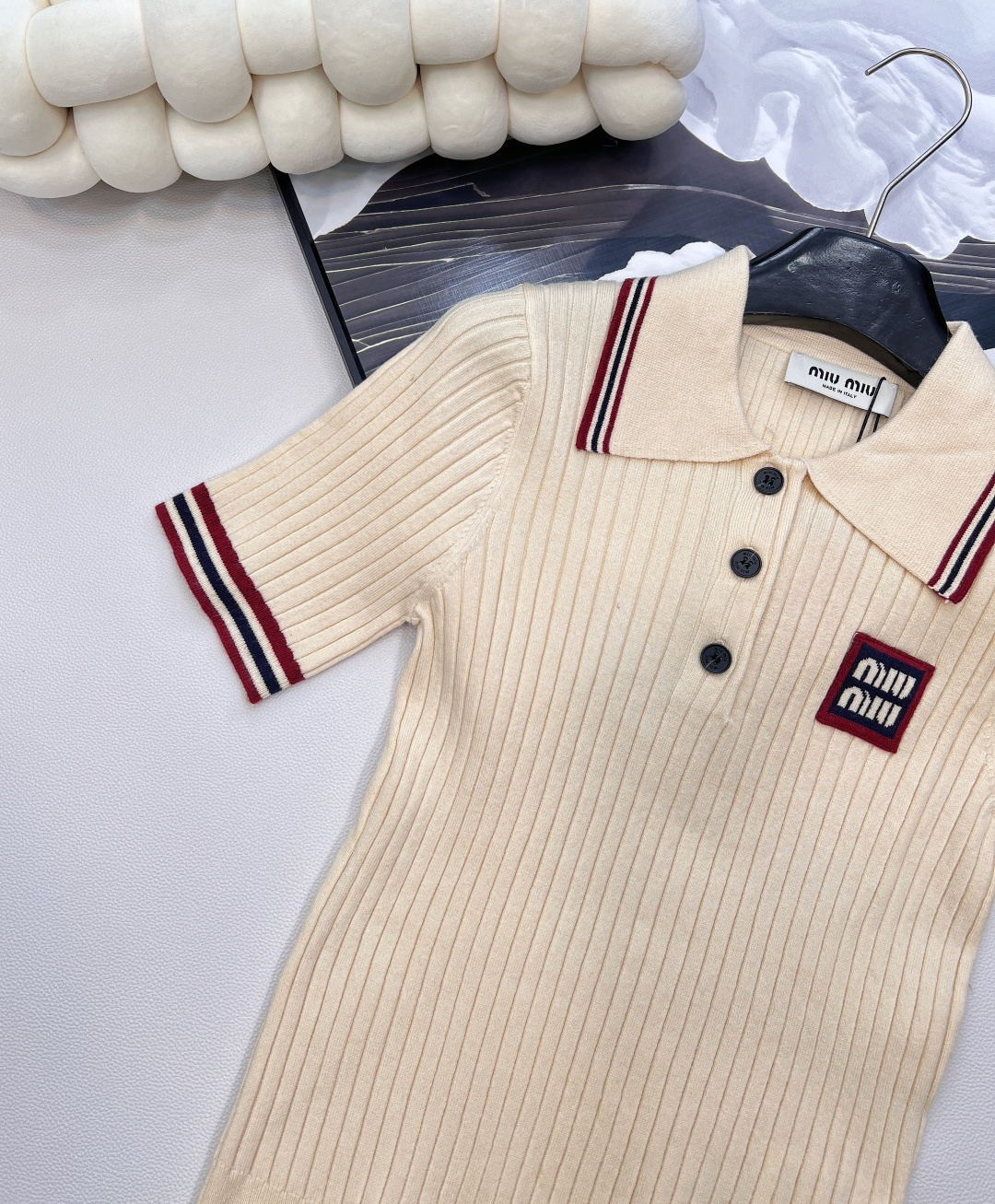 🆕miumiu翻领字母刺绣针织短袖polo衫，时尚Polo领搭配定制miumiu树脂纽扣，精致不单调，舒