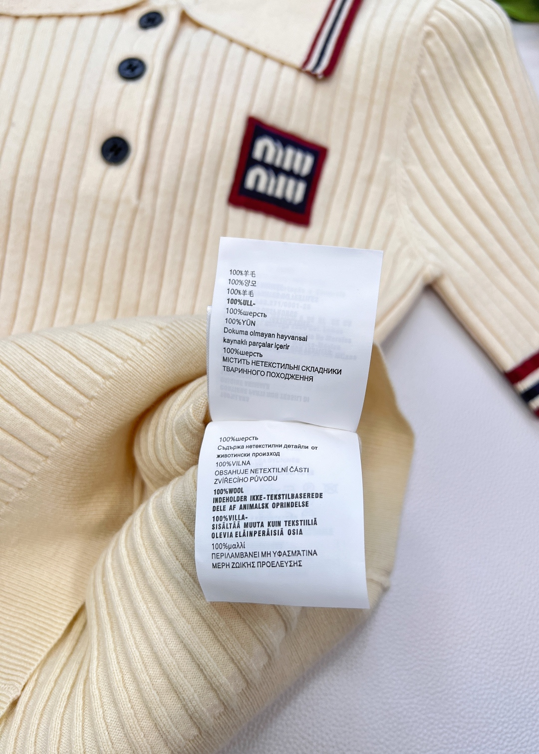 🆕miumiu翻领字母刺绣针织短袖polo衫，时尚Polo领搭配定制miumiu树脂纽扣，精致不单调，舒