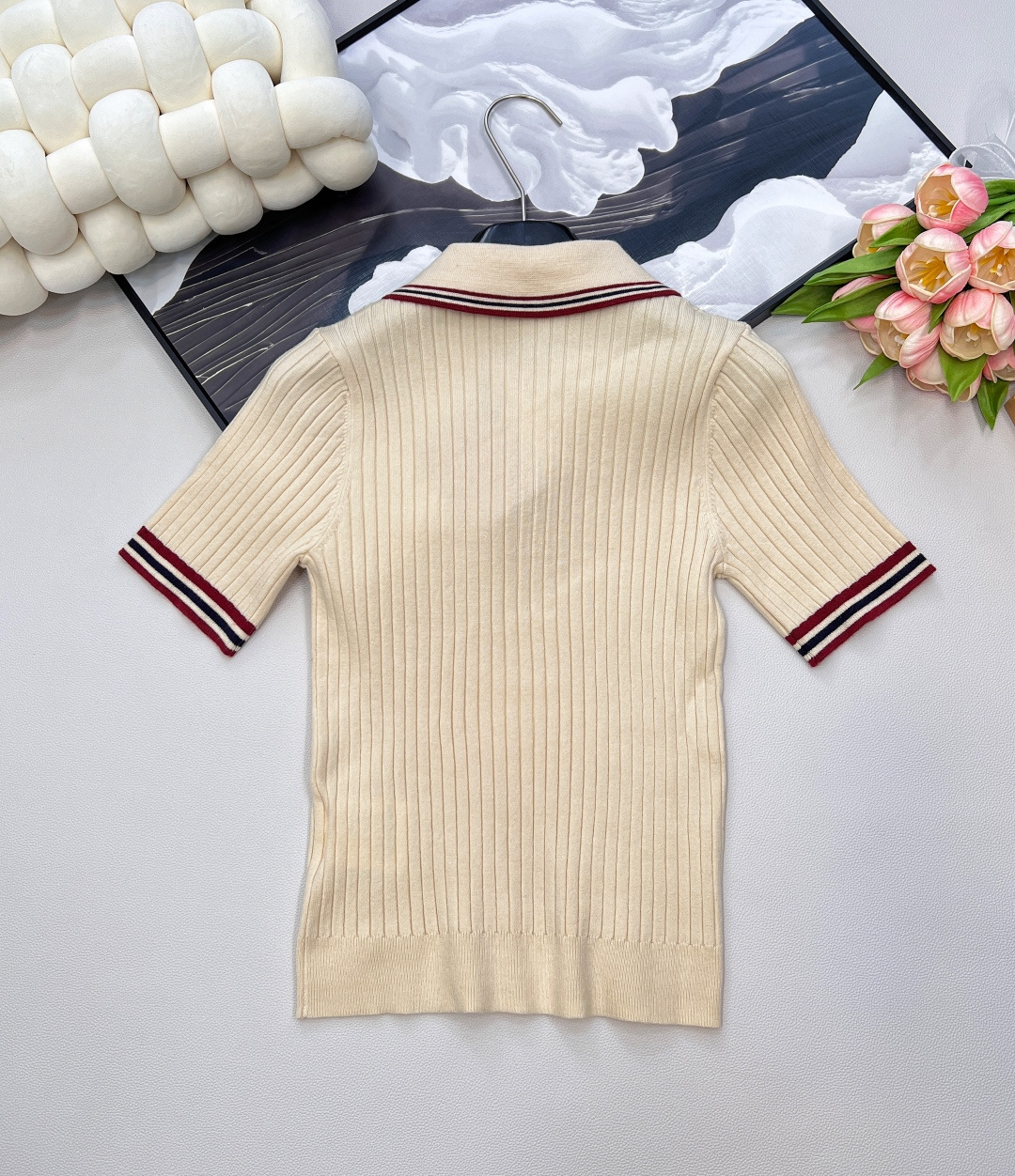 🆕miumiu翻领字母刺绣针织短袖polo衫，时尚Polo领搭配定制miumiu树脂纽扣，精致不单调，舒