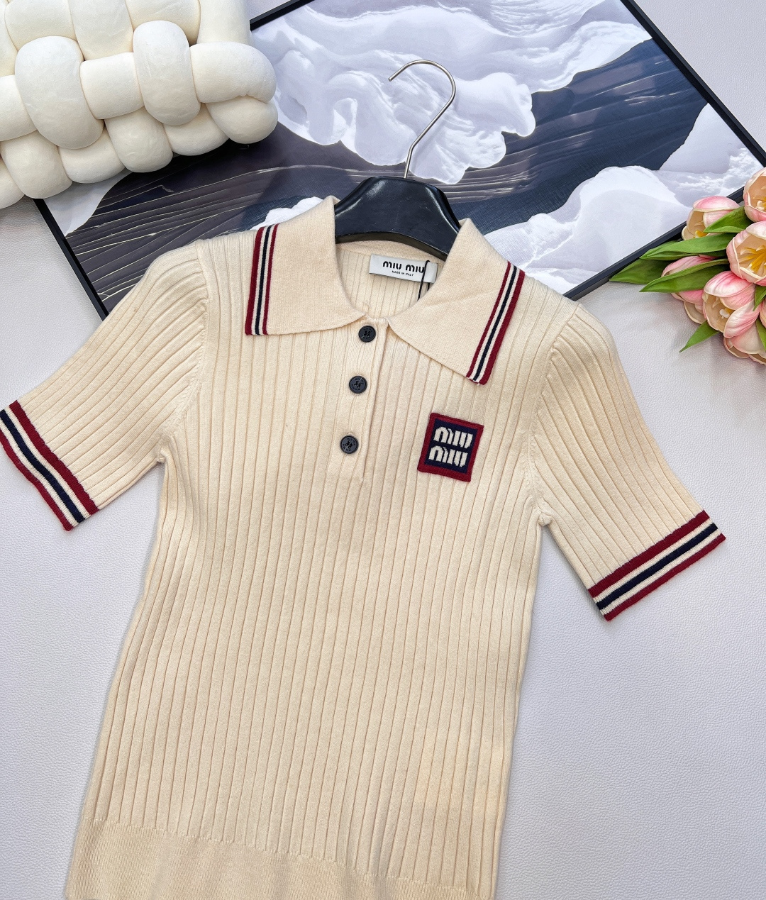 🆕miumiu翻领字母刺绣针织短袖polo衫，时尚Polo领搭配定制miumiu树脂纽扣，精致不单调，舒
