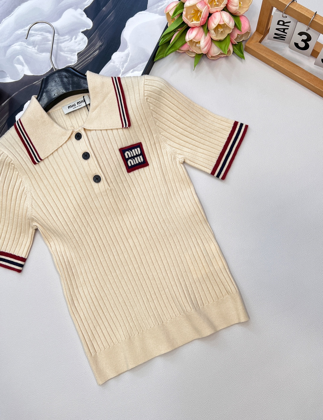 🆕miumiu翻领字母刺绣针织短袖polo衫，时尚Polo领搭配定制miumiu树脂纽扣，精致不单调，舒