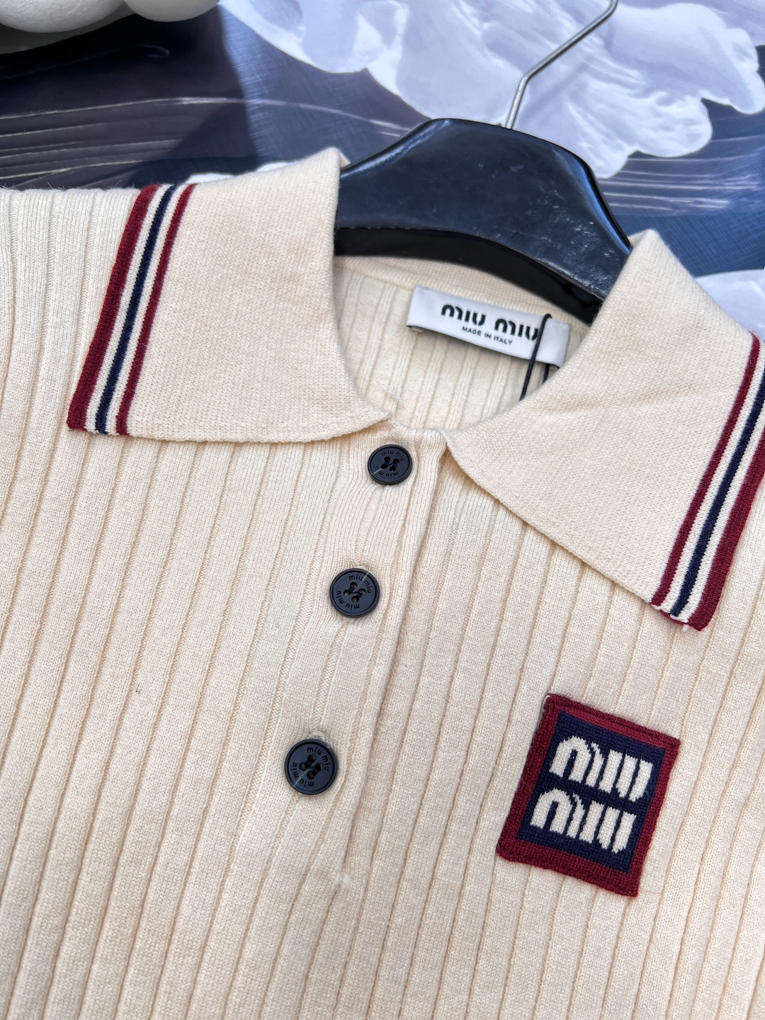 🆕miumiu翻领字母刺绣针织短袖polo衫，时尚Polo领搭配定制miumiu树脂纽扣，精致不单调，舒