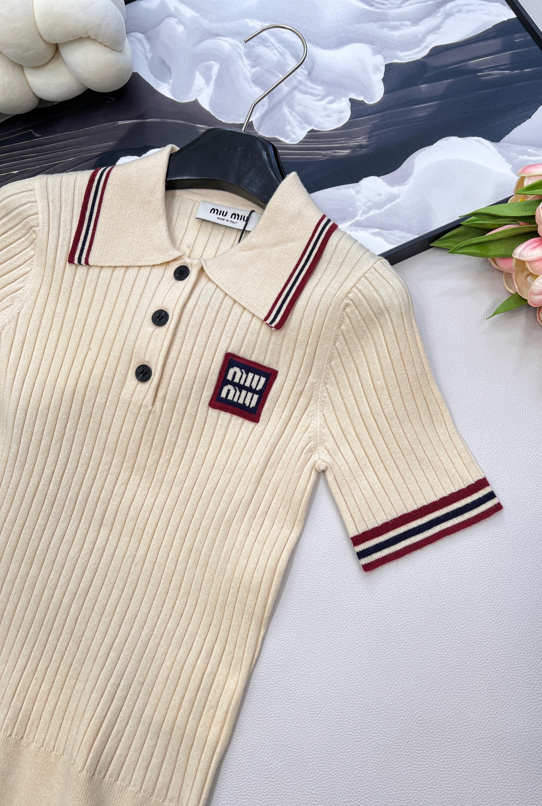 🆕miumiu翻领字母刺绣针织短袖polo衫，时尚Polo领搭配定制miumiu树脂纽扣，精致不单调，舒