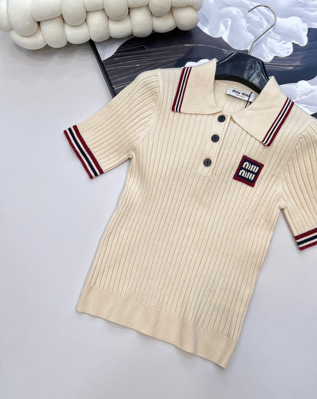 🆕miumiu翻领字母刺绣针织短袖polo衫，时尚Polo领搭配定制miumiu树脂纽扣，精致不单调，舒