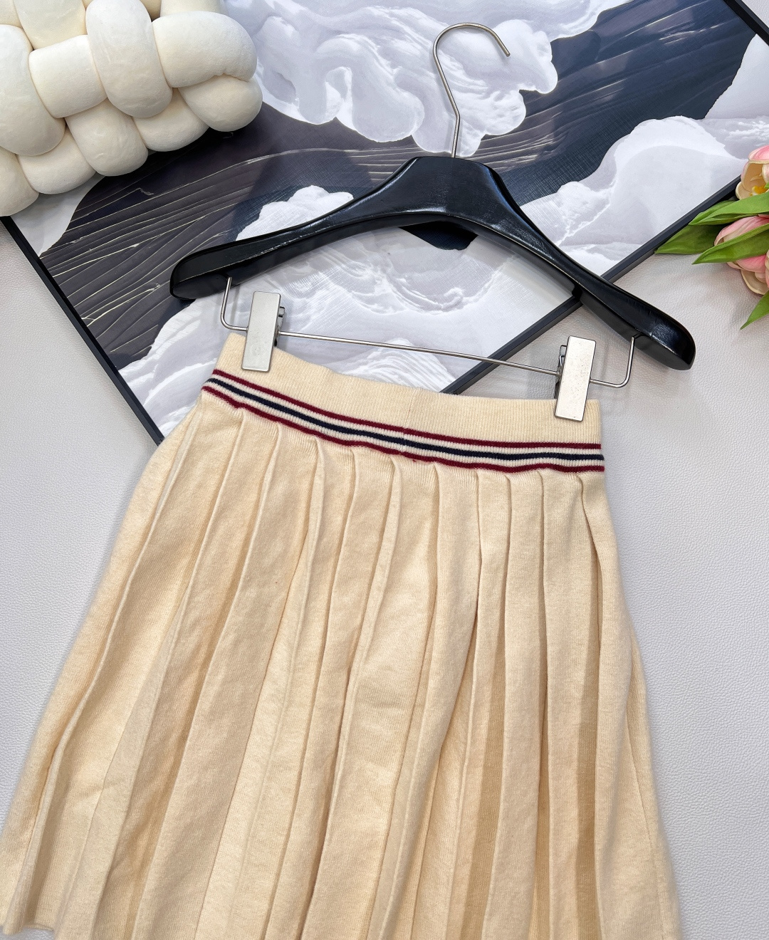 🆕miumiu嵌花徽标百褶针织半裙，高腰A字百褶设计，自带减龄效果，版型很正！褶裥尽显蓬松灵动，A字版型