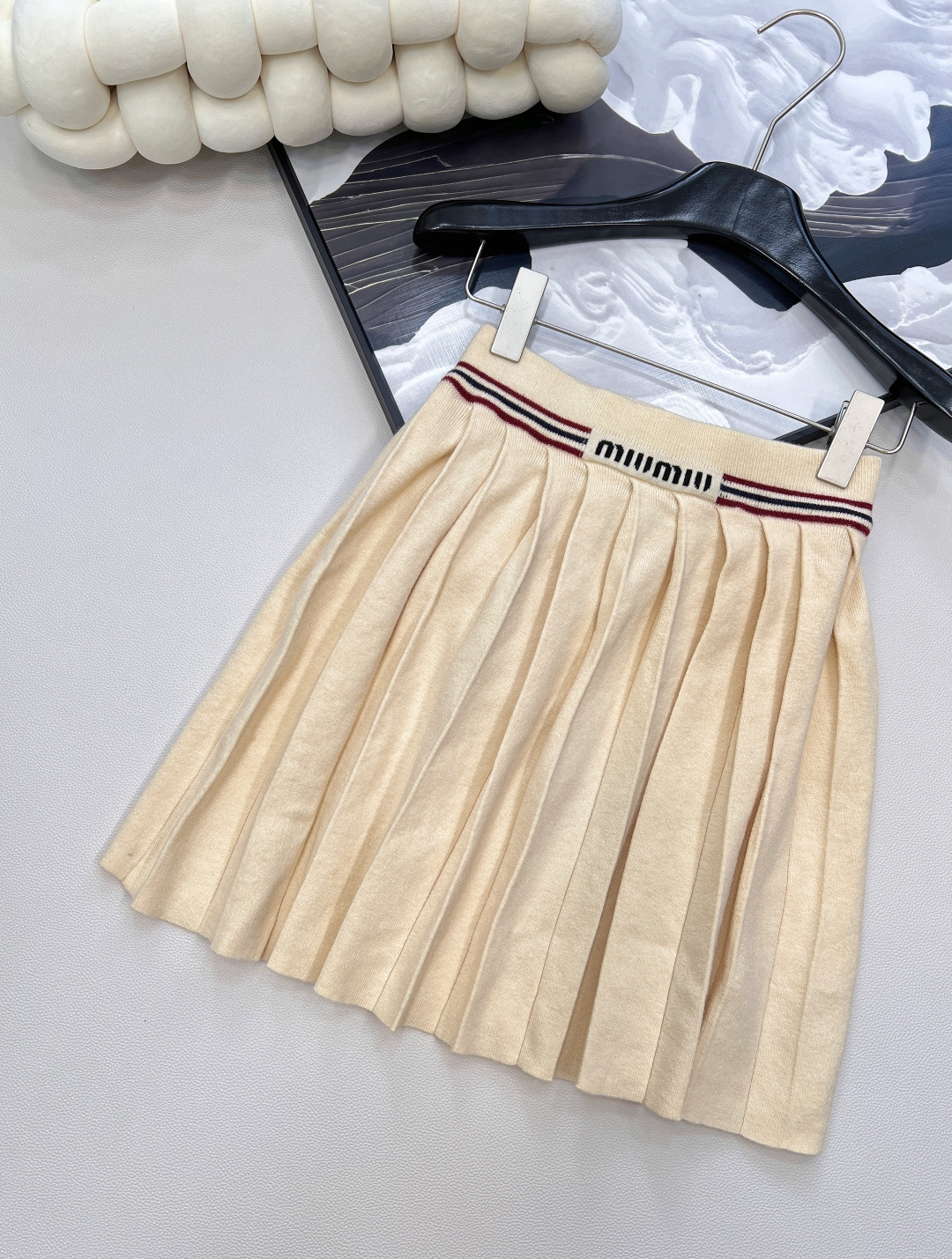 🆕miumiu嵌花徽标百褶针织半裙，高腰A字百褶设计，自带减龄效果，版型很正！褶裥尽显蓬松灵动，A字版型