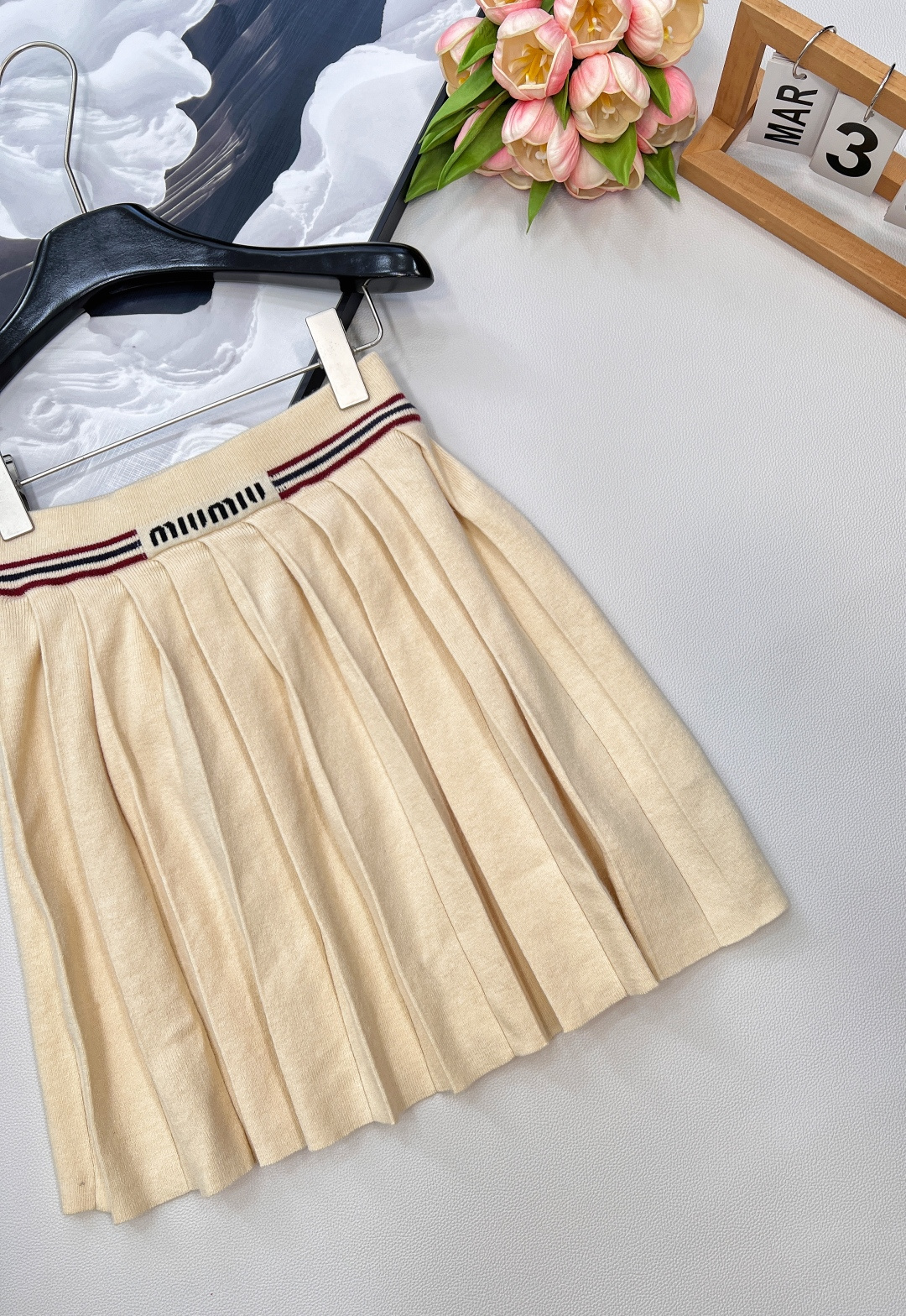 🆕miumiu嵌花徽标百褶针织半裙，高腰A字百褶设计，自带减龄效果，版型很正！褶裥尽显蓬松灵动，A字版型