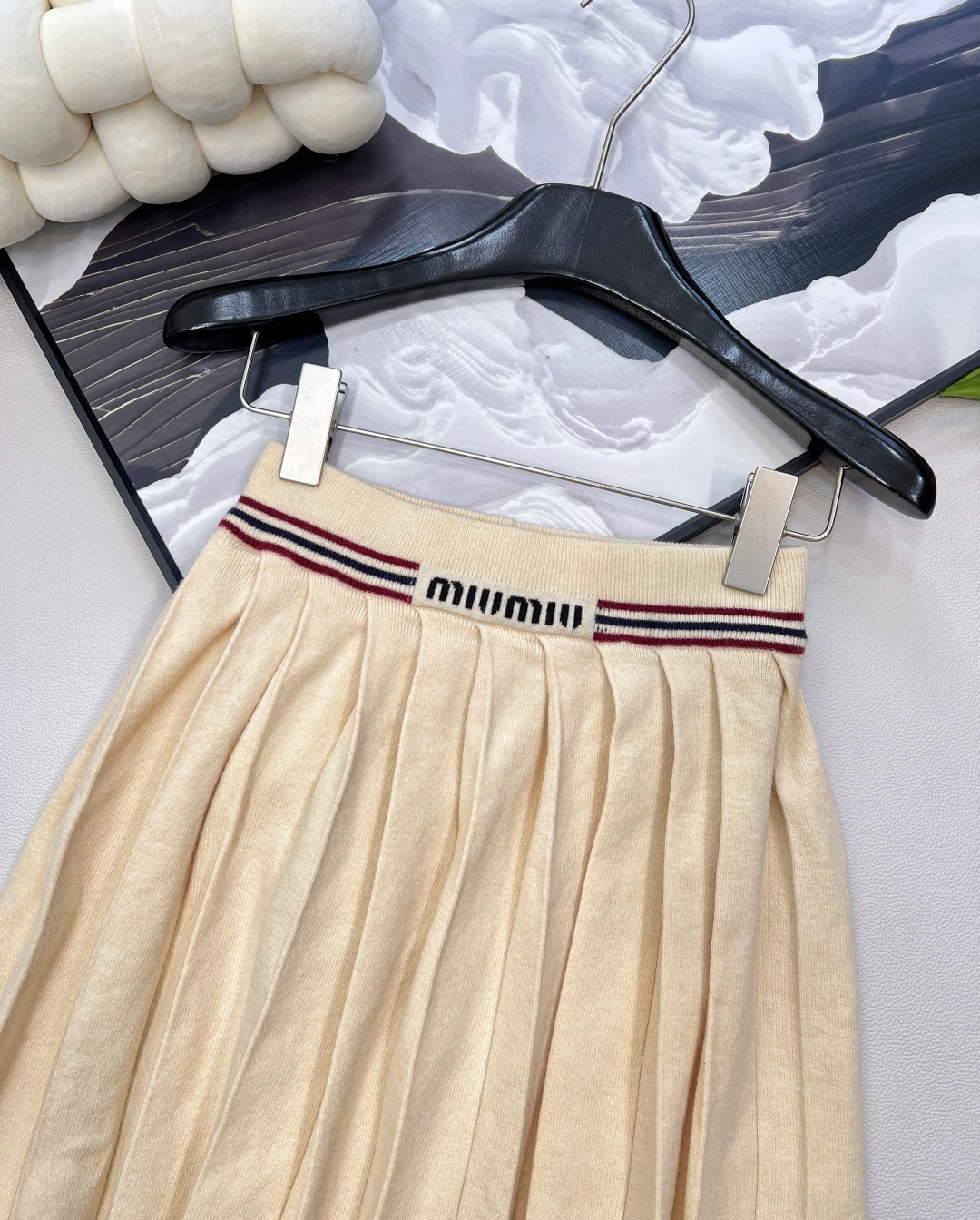 🆕miumiu嵌花徽标百褶针织半裙，高腰A字百褶设计，自带减龄效果，版型很正！褶裥尽显蓬松灵动，A字版型