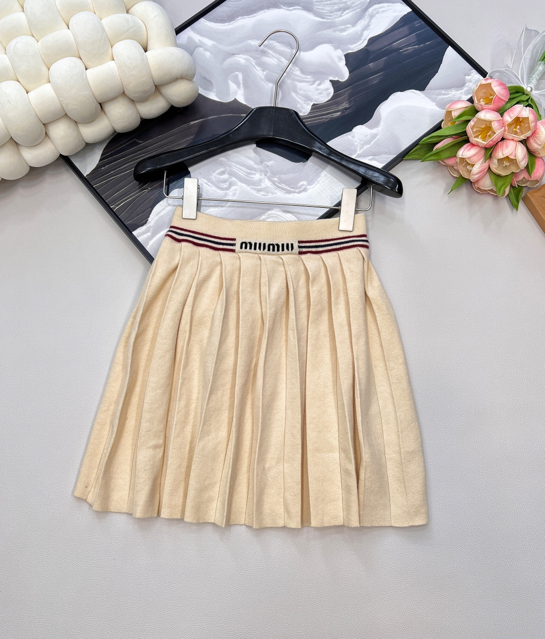 NO:432190,Miumiu inlay logo pleated knitted skirt, high-waist A-shaped pleated design, with an original age-reducing effect, and a very positive style!  The pleats are fluffy and lively, and the A-shaped style is highly inclusive for the body and has a wide hips to easily grasp them!  The waistline horizontal two-color striped trim surrounds the brand logo to inlay, promoting personality and brand charm!  Pair it with the same series of Polo shirts or vests to form a suit, it is practical and beautiful, with a casual and fashionable feel, and is a rich daughter!  Complete three standards, large-scale goods are available~ Size sml code, miumiu, skirts, alexander wang19860909miumiu嵌花徽标百褶针织半裙,高腰A字百褶设计,自带减龄效果,版型很正！褶裥尽显蓬松灵动,A字版型对身材包容性高,胯宽的姐妹都能轻松拿捏！ 腰围横向双色条纹饰边环绕品牌logo嵌花,宣传扬个性和品牌魅力！ 搭配同系列Polo衫或者小背心,组成套装,实穿又好看,自带随性时髦感,妥妥的富家千金！三标齐全,大货出～ 尺码sml 编码,,miumiu,skirts,alexander wang,Women's clothing