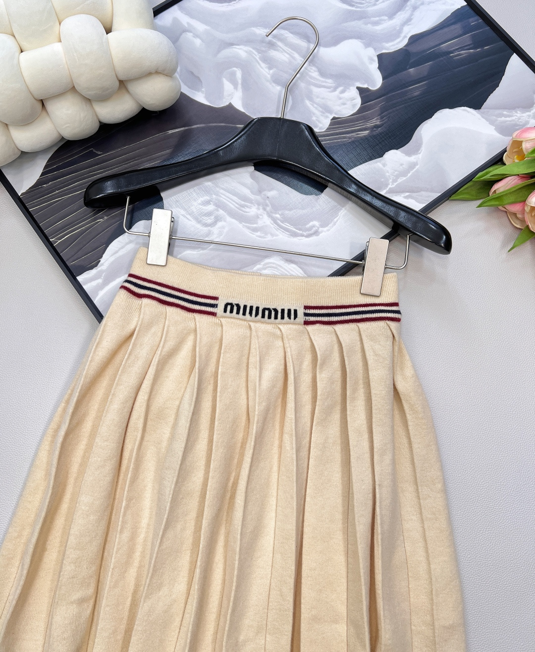 🆕miumiu嵌花徽标百褶针织半裙，高腰A字百褶设计，自带减龄效果，版型很正！褶裥尽显蓬松灵动，A字版型