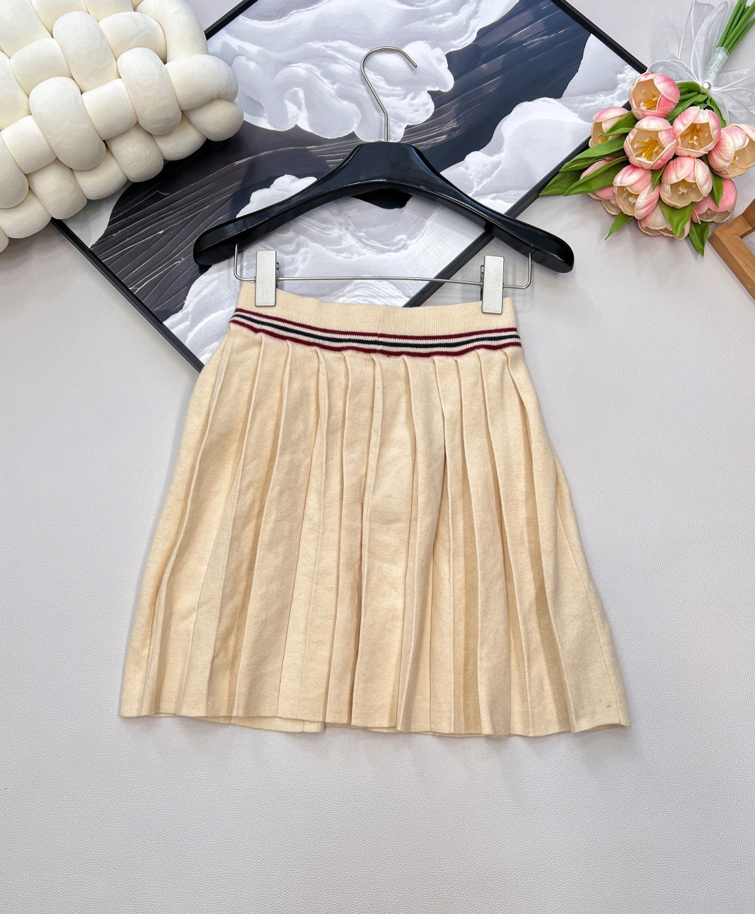 🆕miumiu嵌花徽标百褶针织半裙，高腰A字百褶设计，自带减龄效果，版型很正！褶裥尽显蓬松灵动，A字版型