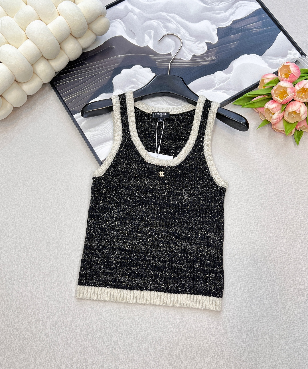 NO:432200,CHANEL25SS new tweed knitted vest, elegant 'scheming' in the wardrobe. Classic black and white color combination comes with fashion tension. The tweed texture hides a retro tone. The dark gold silk pattern is like a star in the night sky. It flashes slightly when walking, and the feeling of luxury is full. The diamond double C logo is a soul embellishment, as exquisite as walking out of Paris Fashion Week. Small details hide taste and identity~ The simple style is super friendly. Wearing alone is a casual young lady, with a shirt/suit layered, and the layering is directly full. Easy to grasp the elegant and high-end style of the small fragrance style. Whoever wears the temperament is open, it is a 'fashionable guest' in the wardrobe. Whether it is commuting, dating or going out, one piece can revitalize the whole outfit. This wave of fashion investment is stable and profitable~ Three standards are complete, and large goods are sold out. Size sml  encoding, chanel,shirts,business suit,alexander wang19860909CHANEL25SS新款粗花呢针织背心 ,衣橱里的优雅“心机” 经典黑白拼色自带时尚张力 粗花呢肌理藏着复古腔调,金丝暗纹像夜空中的星,走动时微微闪,不动声色就把奢华感拉满 带钻双C logo 是灵魂点缀,精致得像从巴黎时装周走出来,小细节藏着品味与身份~ 简约版型超友好,单穿是率性小姐姐,配衬衫/西装叠穿,层次感直接拉满 轻松拿捏小香风的优雅高级,谁穿谁气质开挂,妥妥衣橱里的“时髦常驻嘉宾” 不管是通勤、约会还是出街,一件就能盘活整个穿搭,这波时尚投资稳赚不亏～三标齐全,大货出 尺码sml 编码,,chanel,shirts,business suit,alexander wang,Women's clothing