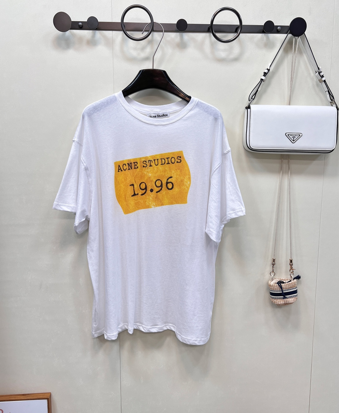 NO:432209,Acne Studio*s 25Ss new simple 19.96 printed short-sleeved T-shirt, new style explodes!  The original custom fabric is too amazing, soft and crisp, the upper body seems to be wrapped in clouds, the comfort is directly full~ Classic white T-base, bright yellow marking 'ACNE STUDIOS 19.96', retro atmosphere is full with one click, loose style hides flesh and casual, single wear is lazy and relaxed, wear a jacket to become a street trend, the fashionable feeling is tight, whoever wears is 'walking trend textbook', close eyes and enters the fabric is soft and thin, comfortable and breathable, simple and neutral-style print, clean and high-end, the upper body is clean and high-end. The length and looseness are also just right, the round neck loose style that does not pick the face shape is lazy and casual. The same style for men and women, the three standards are complete!  Large-scale size sml code, acne studios,dior,jackets & coats,T-shirt,tees,t-shirt,alexander wang19860909Acne Studi*s 25Ss新款简约19.96印花短袖T恤,新款炸场！ 原板定制面料太绝,软糯与挺括感兼得,上身像被云朵裹住 舒适度直接拉满～ 经典白 T 打底,亮眼黄标印 “ACNE STUDIOS 19.96”,复古氛围一键拉满 宽松版型藏肉又随性,单穿是慵懒松弛感,搭外套秒变街头潮人,时髦感拿捏死死的 谁穿谁是“行走的潮流教科书”,闭眼入不亏面料是软薄款舒适透气,简约中性论调的印花 上身干净高级.长度和宽松度也是设计的恰到好处,不挑脸型的圆领小宽松版型慵懒随性.男女同款,三标齐全！大货出 尺码sml 编码,,acne studios,dior,jackets & coats,T-shirt,tees，t-shirt,alexander wang,Women's clothing
