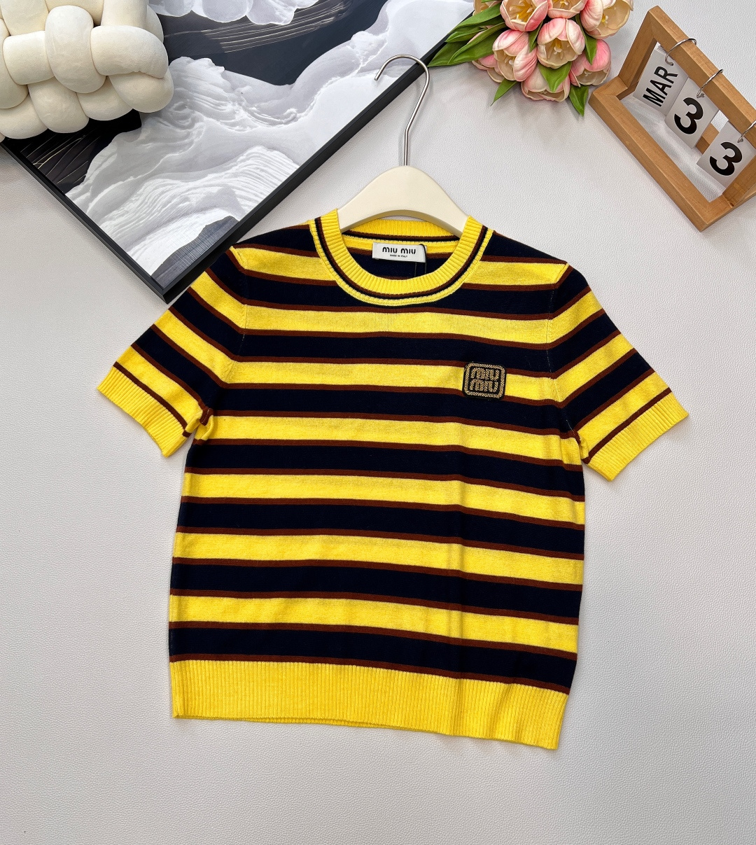 NO:432217,Miu Miu 25SS new striped letters and letters, knitted short-sleeved sleeves, custom wool yarn. The striped color-blocking design is so amazing. Yellow hidden blue/brown and white contrasting stripes have a youthful feeling, like wearing sunshine and retro on the body~ The letters and letters on the chest are super exquisite, Miao Miao’s iconic small design, low-key and noble. The knitted fabric is soft, very comfortable to wear with close body, short sleeves are neatly cut, not picky about the figure and hide flesh. It is refreshing for daily wear and wearing a small jacket, and it is also super stylish. The sweet and cool girly feeling is directly full. The fashionable essence must be locked!  Complete three standards, accurate version, two colors, size sml code, miumiu, jackets & coats, T-shirt, alexander wang19860909Miu Miu 25SS新款条纹字母章仔贴片针织短袖,,定制羊毛纱线.条纹拼色设计太绝啦 黄藏蓝/棕白撞色条纹自带青春感,像把阳光和复古都穿在身上～ 胸前字母贴片章仔超精致,缪缪标志性小设计,低调又显贵气 针织面料软乎乎的,贴身穿巨舒服,短袖剪裁利落,不挑身材还藏肉,日常单穿清爽、搭小外套也超有范儿,甜酷少女感直接拉满 时髦精必锁款！三标齐全,认准版本,两色出 尺码sml 编码,,miumiu,jackets & coats,T-shirt,alexander wang,Women's clothing