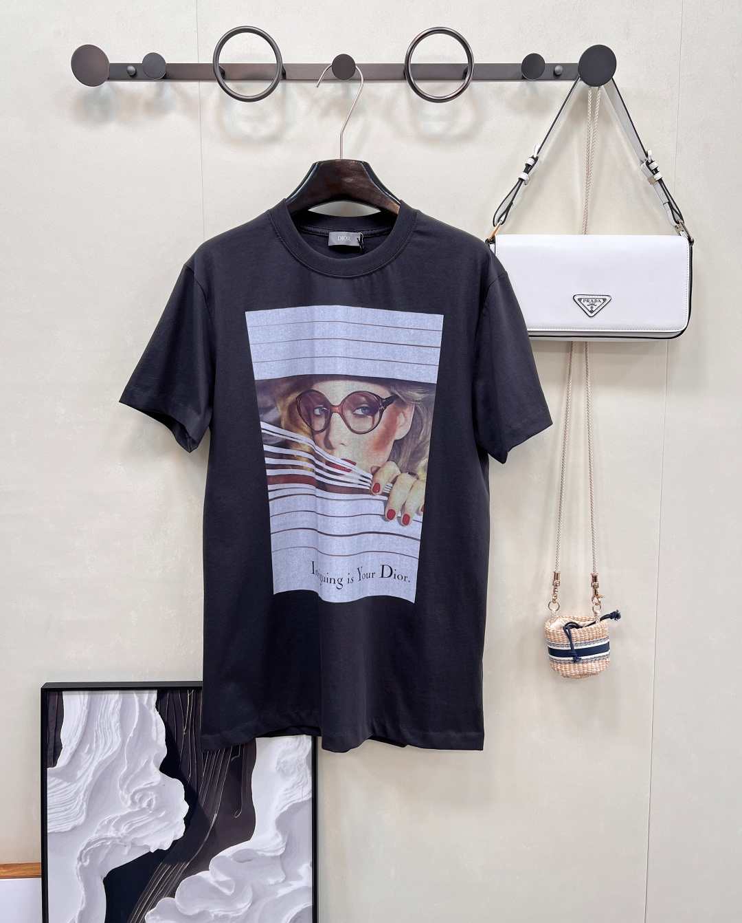 NO:432239,Dior's new Heritage printed cotton T-shirt |. No gender-free aesthetic!  Dior has made a big move again. This Heritage printed T-shirt has made it clear about the 'high-end slack feeling'~ Pure cotton fabric, skin-friendly and breathable like a second layer of skin, loose style 0 constraints on the figure, boys and girls wear it with 'sexy hormones', couples directly grasp the most trendy CP feeling on the street. The retro print on the chest is super story-like, and the artistic atmosphere is full, like wearing fashion files on the body. Classic black and white colors are not picky, and wearing it alone is a lazy citywalker. Layered as an inner layer can also support the styling layering. Daily outing, date, and exhibition... One piece revitalizes all scenes, whoever wears is 'walking fashionable mower' Gender-free wear ceiling!  Fashionable eye-closing lock, missed crying series, identify the version, complete three standards and two colors. Size xssml code, dior,tees, t-shirt,alexander wang19860909Dior 新款Heritage 印花棉质T恤 |.无性别松弛美学！ Dior 又放大招啦 这款 Heritage 印花T恤,把「高级松弛感」玩明白了～ 纯棉面料,亲肤透气像第二层皮肤,宽松版型对身材0束缚,男生女生穿都自带「随性荷尔蒙」,情侣搭直接拿捏街头最潮CP感 胸前复古印花超有故事感,艺术氛围拉满,像把时尚档案穿在身上 经典黑白双色不挑人,单穿是慵懒citywalker,叠穿当内搭也能撑起造型层次感,日常出街、约会、逛展… 一件盘活所有场景,谁穿谁是「行走的时髦种草机」 无性别穿搭天花板！时髦精闭眼锁,错过哭晕系列,认准版本,三标齐全两色出 尺码xssml 编码,,dior,tees，t-shirt,alexander wang,Women's clothing