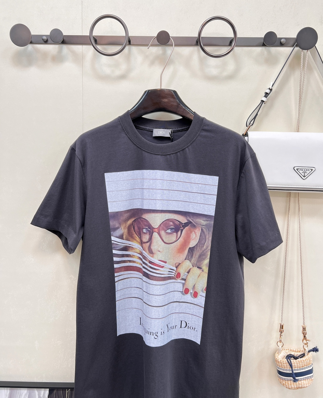 🆕Dior 新款Heritage 印花棉质T恤 |。无性别松弛美学！Dior 又放大招啦✨ 这款 Her