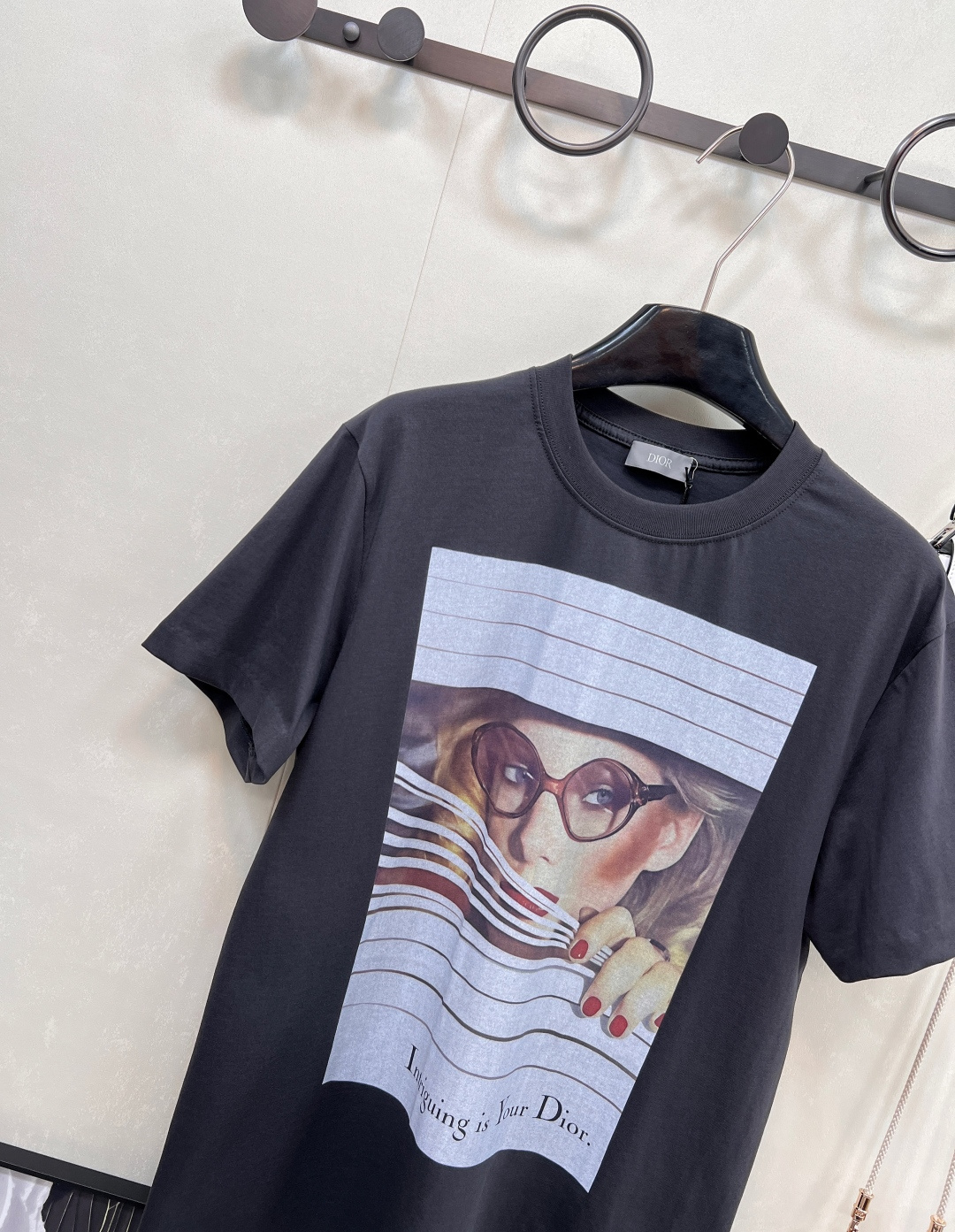 🆕Dior 新款Heritage 印花棉质T恤 |。无性别松弛美学！Dior 又放大招啦✨ 这款 Her